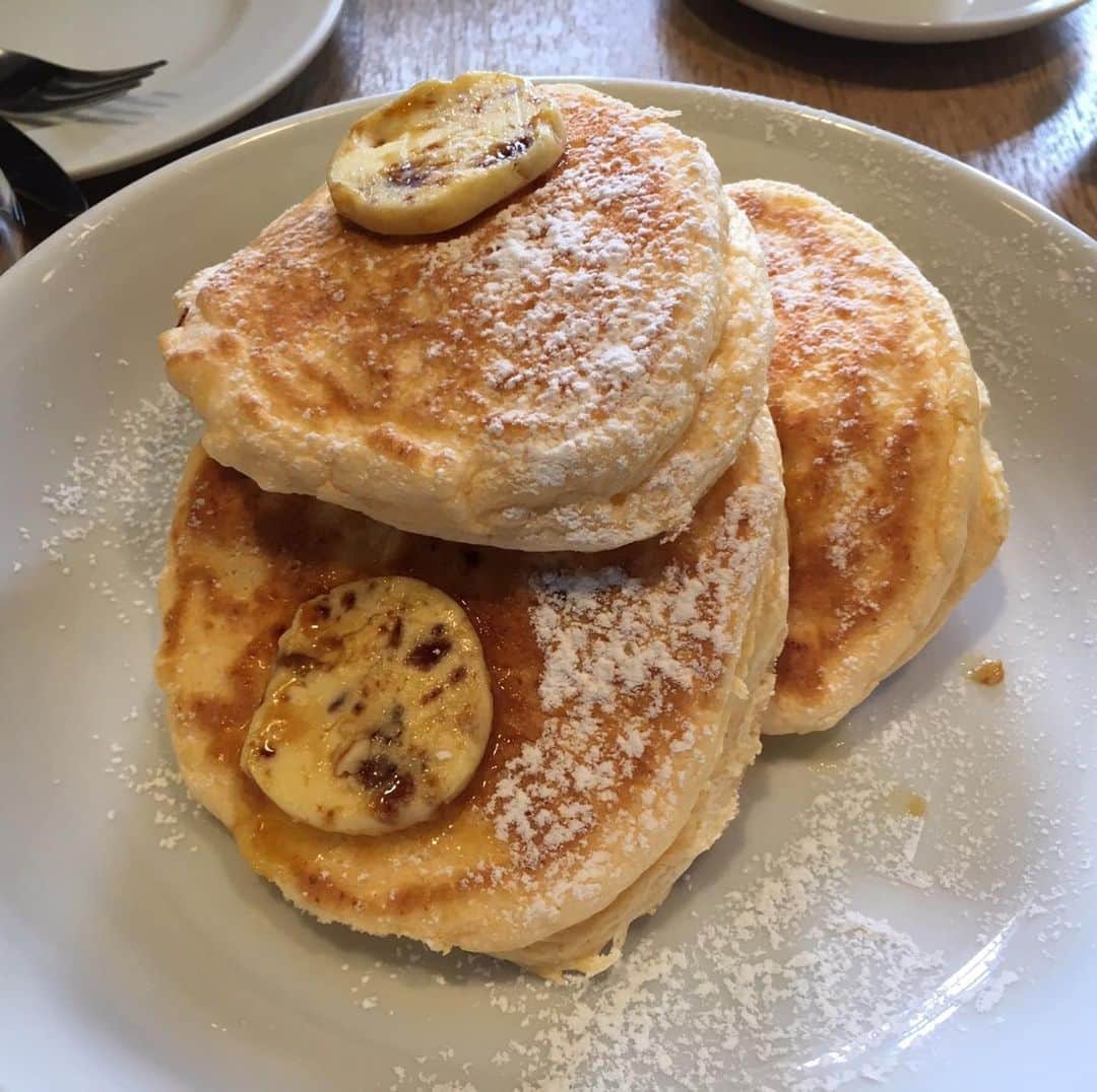 有田優理香のインスタグラム：「スイーツの中でいちばん好きなのはパンケーキかもしれない…🥞💓大学時代からかれこれ7年くらい私の中でのブームが続いている…。  ビルズはパンケーキだけじゃなくて、他の食事メニューも美味しいので関東出張の度に1人で行ってた😂最近食べに行けていないので過去投稿ばっかりになっちゃう…。  #bills七里ヶ浜 #ビルズパンケーキ #リコッタパンケーキ #広島にできないかなぁ #5年くらい前👧　#仕事以外の投稿も増やしていこう　#パンケーキたべたいパンケーキたべたいパンケーキたべたい」