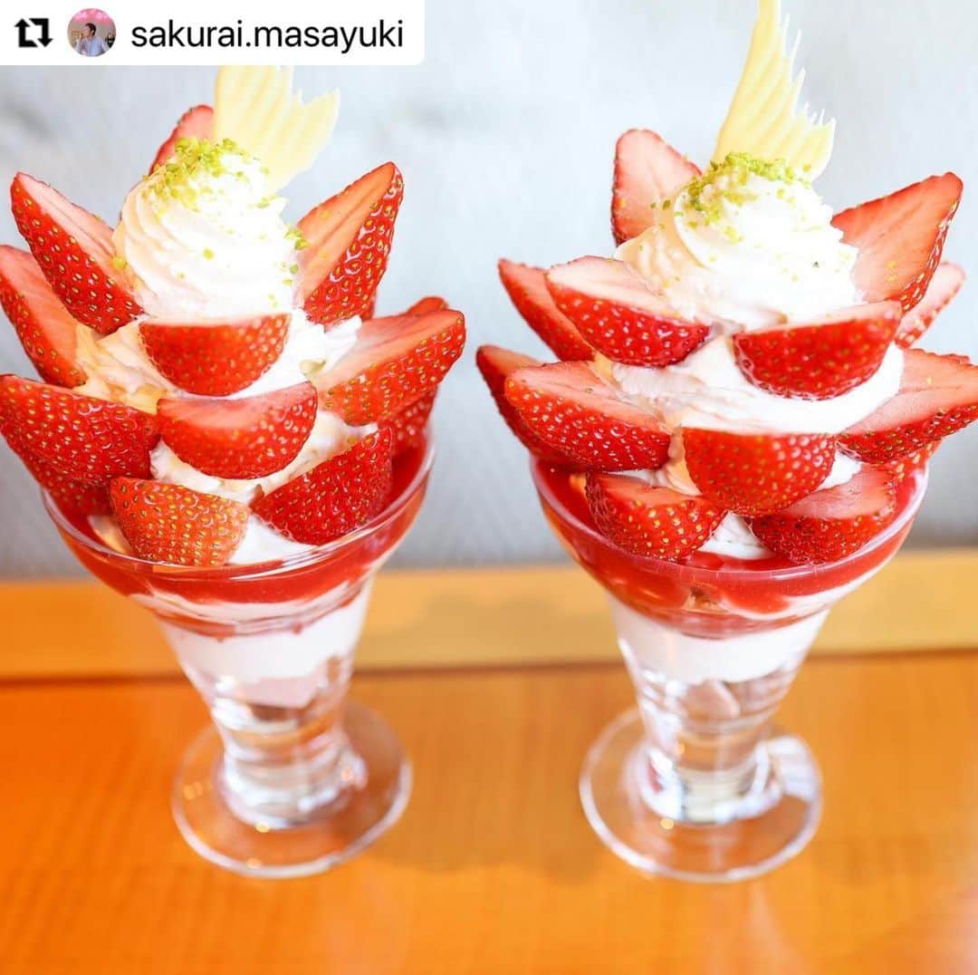 【公式】ホテルニューグランドさんのインスタグラム写真 - (【公式】ホテルニューグランドInstagram)「素敵なお写真ありがとうございます！  #Repost @sakurai.masayuki ・・・ ┈┈┈┈┈┈┈┈┈┈┈┈┈┈┈┈┈┈┈┈﻿ The CAFE［元町・中華街］﻿ ﻿ いちごパフェ ¥1760﻿ ☑︎Strawberry Parfait﻿ ┈┈┈┈┈┈┈┈┈┈┈┈┈┈┈┈┈┈┈┈﻿ ﻿ 冬の晴れた日は澄んだ空気が﻿ 気持ちいいから出かけたくなる﻿ ﻿ 海が目の前にあるザカフェさん﻿ の窓際の席で朝スイーツを楽しむ﻿ ﻿ ﻿ グラスの上には真っ赤に熟した﻿ いちごがたっぷり盛られている﻿ ﻿ ちょうど良い固さと甘さだから﻿ 甘いものと食べると合うんだよね﻿ ﻿ ﻿ グラスの中には生クリーム、アイス﻿ いちごアイス、ブラウニーなどなど﻿ ﻿ 濃厚なテイストの素材が入っていて﻿ いちごと食べるとちょうど良いんだ﻿ ﻿ ﻿ いちごパフェなのにショートケーキ﻿ を食べてるような気分になるんだ﻿ ﻿ 生クリームが何段にも重ねてある﻿ からそう感じるのかもしれないね﻿ ﻿ ﻿ そうそうグラスの底にはピンク色の﻿ ハート型チョコレートが入ってるよ﻿ ﻿ 見つけたときハッピーな気持ちに﻿ なれるいちごスイーツなんだよ﻿ ﻿ ﻿ ザカフェさんのいちごフェアは﻿ 2/28まで開催しているからね﻿ ﻿ 明日はいちごフェアの別のいちご﻿ スイーツを紹介するのでお楽しみに﻿ ﻿ ﻿ ┈┈┈┈┈┈┈┈┈┈┈┈┈┈┈┈┈┈┈┈﻿ ﻿ ［カフェ情報］﻿ 店名…コーヒーハウス ザ・カフェ﻿ ＩＧ… @hotelnewgrand﻿ 場所… 神奈川県横浜市中区山下町10﻿ ホテルニューグランド 本館1階﻿ 電話…045-681-1841﻿ 時間…10:00〜20:00（短縮営業）﻿ 休み…無休﻿ ﻿ ┈┈┈┈┈┈┈┈┈┈┈┈┈┈┈┈┈┈┈┈﻿ ﻿ ﻿ #ザカフェ#thecafe#ホテルニューグランド#横浜#横浜カフェ#横浜グルメ#神奈川カフェ#神奈川グルメ#フォトジェニックスイーツ#いちごパフェ」2月7日 13時03分 - hotelnewgrand