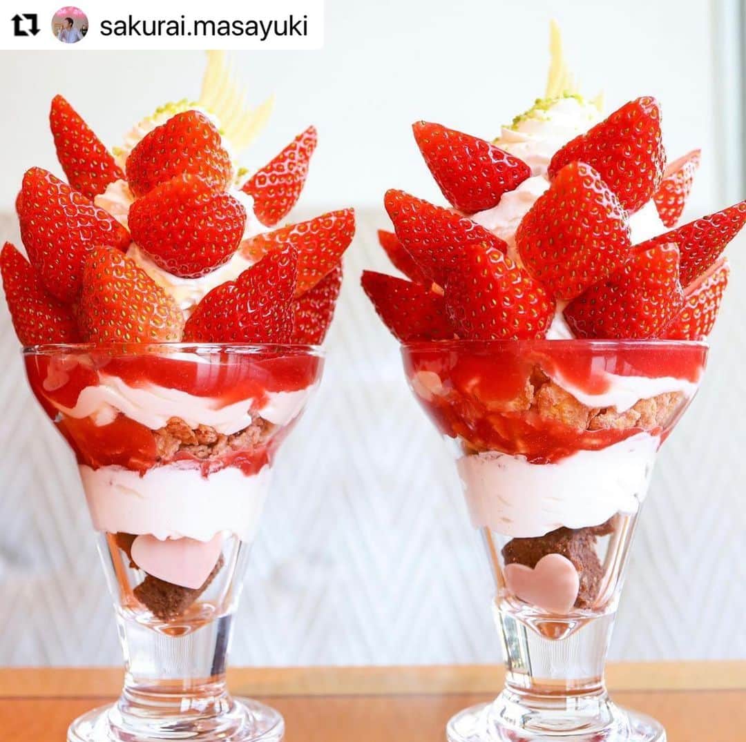 【公式】ホテルニューグランドのインスタグラム：「素敵なお写真ありがとうございます！  #Repost @sakurai.masayuki ・・・ ┈┈┈┈┈┈┈┈┈┈┈┈┈┈┈┈┈┈┈┈﻿ The CAFE［元町・中華街］﻿ ﻿ いちごパフェ ¥1760﻿ ☑︎Strawberry Parfait﻿ ┈┈┈┈┈┈┈┈┈┈┈┈┈┈┈┈┈┈┈┈﻿ ﻿ 冬の晴れた日は澄んだ空気が﻿ 気持ちいいから出かけたくなる﻿ ﻿ 海が目の前にあるザカフェさん﻿ の窓際の席で朝スイーツを楽しむ﻿ ﻿ ﻿ グラスの上には真っ赤に熟した﻿ いちごがたっぷり盛られている﻿ ﻿ ちょうど良い固さと甘さだから﻿ 甘いものと食べると合うんだよね﻿ ﻿ ﻿ グラスの中には生クリーム、アイス﻿ いちごアイス、ブラウニーなどなど﻿ ﻿ 濃厚なテイストの素材が入っていて﻿ いちごと食べるとちょうど良いんだ﻿ ﻿ ﻿ いちごパフェなのにショートケーキ﻿ を食べてるような気分になるんだ﻿ ﻿ 生クリームが何段にも重ねてある﻿ からそう感じるのかもしれないね﻿ ﻿ ﻿ そうそうグラスの底にはピンク色の﻿ ハート型チョコレートが入ってるよ﻿ ﻿ 見つけたときハッピーな気持ちに﻿ なれるいちごスイーツなんだよ﻿ ﻿ ﻿ ザカフェさんのいちごフェアは﻿ 2/28まで開催しているからね﻿ ﻿ 明日はいちごフェアの別のいちご﻿ スイーツを紹介するのでお楽しみに﻿ ﻿ ﻿ ┈┈┈┈┈┈┈┈┈┈┈┈┈┈┈┈┈┈┈┈﻿ ﻿ ［カフェ情報］﻿ 店名…コーヒーハウス ザ・カフェ﻿ ＩＧ… @hotelnewgrand﻿ 場所… 神奈川県横浜市中区山下町10﻿ ホテルニューグランド 本館1階﻿ 電話…045-681-1841﻿ 時間…10:00〜20:00（短縮営業）﻿ 休み…無休﻿ ﻿ ┈┈┈┈┈┈┈┈┈┈┈┈┈┈┈┈┈┈┈┈﻿ ﻿ ﻿ #ザカフェ#thecafe#ホテルニューグランド#横浜#横浜カフェ#横浜グルメ#神奈川カフェ#神奈川グルメ#フォトジェニックスイーツ#いちごパフェ」