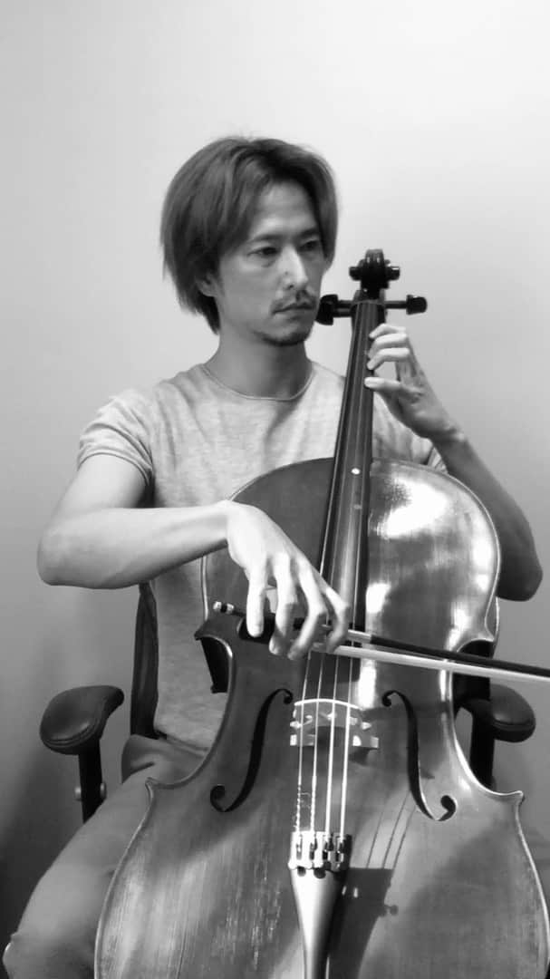 秋山真太郎のインスタグラム：「181日目✨Day181✨ If a 38-year-old man who can't read musical score suddenly starts playing the cello🎻 #チェロ#cello#첼로#클래식#frenchfolksong#lightlyrow#フランス民謡#ちょうちょう#ドイツ民謡」