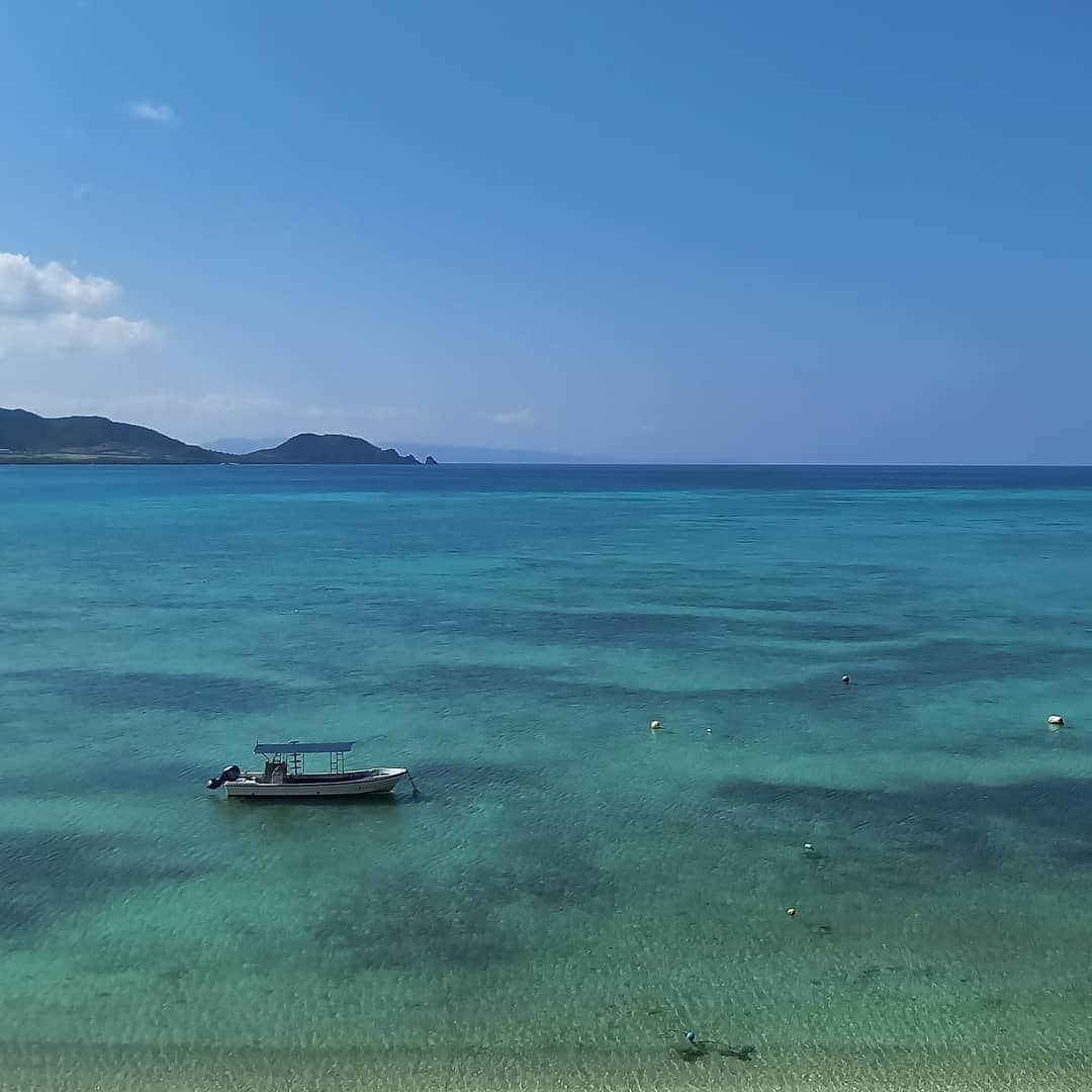 石垣シーサイドホテルのインスタグラム：「ホテル目の前底地ビーチ🏖️  今日は最高気温26度とちょっと動くと汗ばむぐらいの陽気になりました☀️  こんな良いお天気にも関わらずビーチに人影がなし… 早く活気に溢れた底地ビーチに戻りますように❗🙏  #沖縄　#八重山　#石垣島　#石垣シーサイドホテル　#底地ビーチ　#青い海」