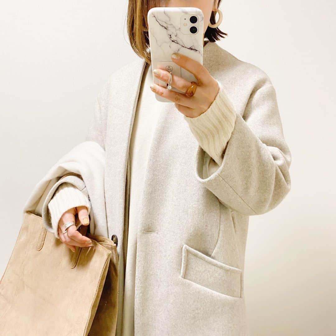 aiaiのインスタグラム：「中に厚手のニットやカーディガン着てもスッキリ見える気がして よく着てるノーカラーコート  #ノーカラーコート  @ovovo_official   #カシミヤストール  @macoccainfo  コーデの詳細はブログに書いています  𖤐𖤐𖤐𖤐  #fashion#outfit#style#coordinate#instagood#ootd#pic#instapic#コーデ#コーディネート#スタイリング#プチプラコーデ#本日のコーデ#大人カジュアル#プチプラ  #カジュアル #アラフォー #アラフォーコーデ #アラフォーファッション #シルバーアクセサリー #シルバーリング #冬コーデ#ストールコーデ  #マスク」
