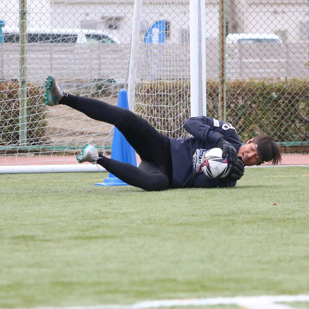 ＦＣ岐阜さんのインスタグラム写真 - (ＦＣ岐阜Instagram)「FCGIFU New Face⚽️   GK 20桐畑和繁選手 ニックネーム：キリ 得意とするプレー：身体を張ったセーブ 特技：庭いじり    GK 31大野哲煥選手 ニックネーム：ちょる 得意とするプレー：ロングフィード、力強いセービング 好きな言葉or座右の銘：気持ちには引力がある   #fcgifu #ＦＣ岐阜 #桐畑和繁 #大野哲煥 #躍動」2月7日 13時10分 - fcgifu