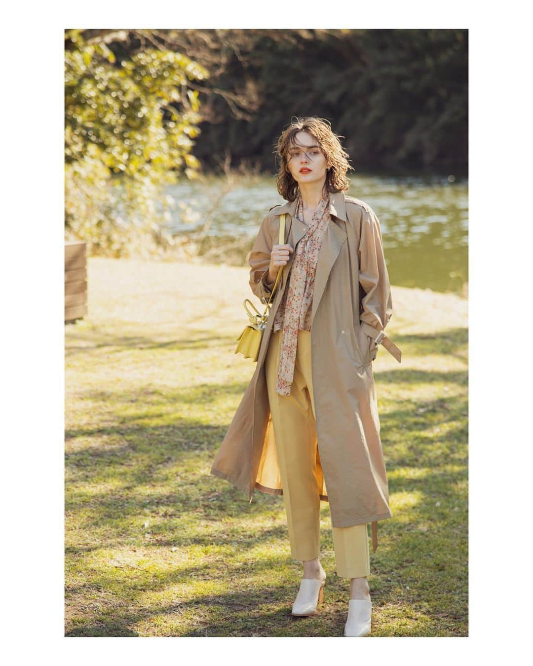 デュラスアンビエントのインスタグラム：「AMBIENT SPRING 2021 COLLECTION 全面撥水加工を施した、軽くてユーティリティなワッシャー素材のトレンチ。 春はスタイリングにトレンドカラーのイエローを取り入れて  ▫️𝗪𝗮𝘀𝗵𝗲𝗿 𝗻𝘆𝗹𝗼𝗻 𝘁𝗿𝗲𝗻𝗰𝗵 𝗰𝗼𝗮𝘁 【3月上旬発売予定】 〈L/beige,Ash/blue,Khaki〉  ▫️𝟮𝘄𝗮𝘆 𝗯𝗼𝘄-𝘁𝗶𝗲 𝗴𝗮𝘁𝗵𝗲𝗿 𝗯𝗹𝗼𝘂𝘀𝗲 【3月上旬発売予定】 〈Beige,Navy,Black〉  ▫️𝗖𝗲𝗻𝘁𝗲𝗿 𝗽𝗿𝗲𝘀𝘀 𝘁𝗮𝗽𝗲𝗿𝗲𝗱 𝗽𝗮𝗻𝘁𝘀 【2月下旬発売予定】 〈O/white,Yellow,Green,Gray〉  ＿＿＿＿＿＿＿＿＿＿＿＿＿＿＿＿＿＿＿＿ www.ambient-online.com @ambientofficial #アンビエント#ambient_official #springcollection #spring2021」