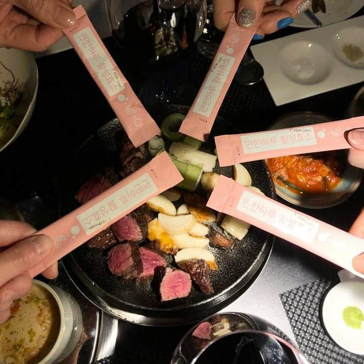 ユ・ハナさんのインスタグラム写真 - (ユ・ハナInstagram)「효소와 나의 밥상 사진들은  백개도 넘는 듯해요😊  나이드니 없으면 불안한게 한두개가아니라는..😭  저만 이런거 아니죠  효소 오늘 마지막날이에요.  설날 앞두고 처음으로 아주 길~었던 오픈이였어요!  좋은선물 되시길바래요. 소중한 사람에게도 내 몸에게도❤  💟오피셜계정 @fromhana111 💟제품문의 kakao talk ID '프롬하나cs' 💟구매는 상단프로필란의 파란색 링크주소인 프롬하나닷컴 클릭 ✔」2月7日 13時14分 - hahana111