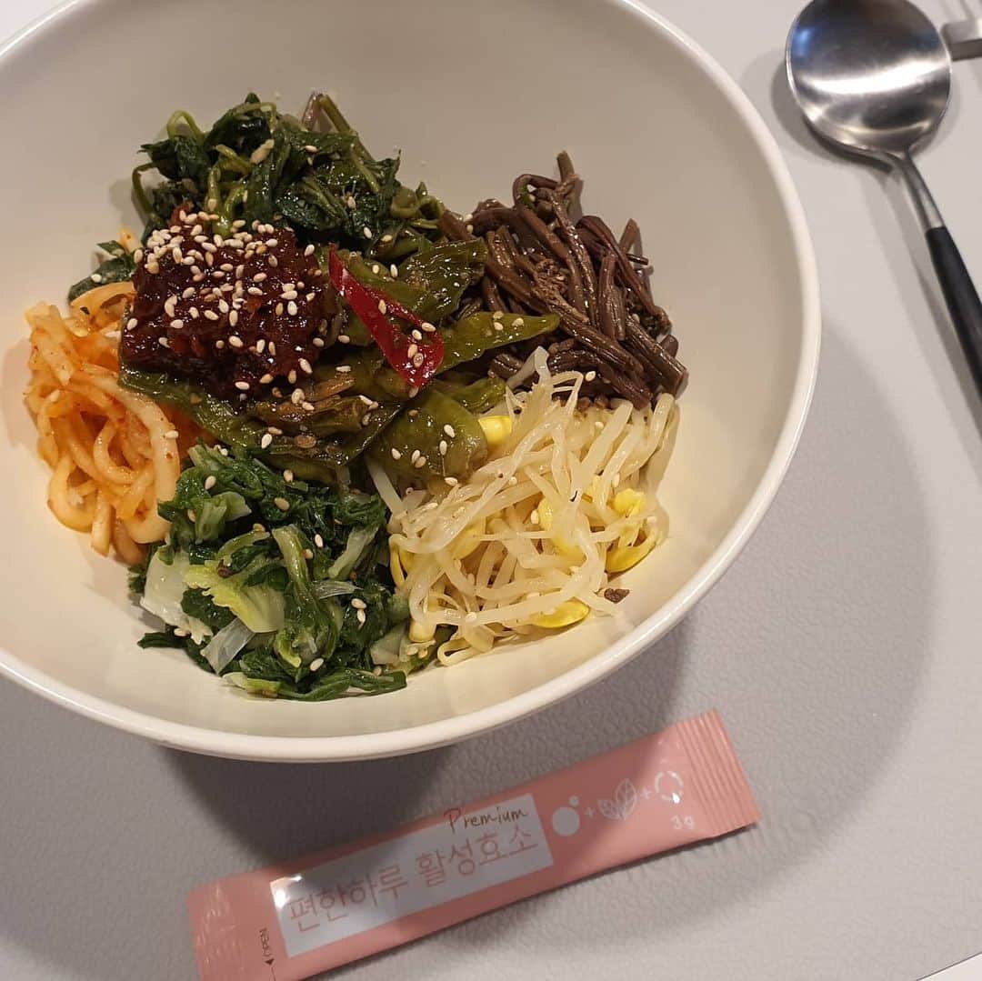 ユ・ハナさんのインスタグラム写真 - (ユ・ハナInstagram)「효소와 나의 밥상 사진들은  백개도 넘는 듯해요😊  나이드니 없으면 불안한게 한두개가아니라는..😭  저만 이런거 아니죠  효소 오늘 마지막날이에요.  설날 앞두고 처음으로 아주 길~었던 오픈이였어요!  좋은선물 되시길바래요. 소중한 사람에게도 내 몸에게도❤  💟오피셜계정 @fromhana111 💟제품문의 kakao talk ID '프롬하나cs' 💟구매는 상단프로필란의 파란색 링크주소인 프롬하나닷컴 클릭 ✔」2月7日 13時14分 - hahana111