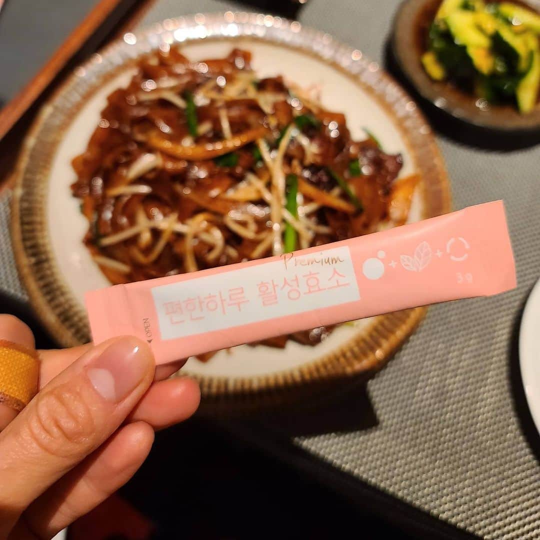 ユ・ハナのインスタグラム：「효소와 나의 밥상 사진들은  백개도 넘는 듯해요😊  나이드니 없으면 불안한게 한두개가아니라는..😭  저만 이런거 아니죠  효소 오늘 마지막날이에요.  설날 앞두고 처음으로 아주 길~었던 오픈이였어요!  좋은선물 되시길바래요. 소중한 사람에게도 내 몸에게도❤  💟오피셜계정 @fromhana111 💟제품문의 kakao talk ID '프롬하나cs' 💟구매는 상단프로필란의 파란색 링크주소인 프롬하나닷컴 클릭 ✔」