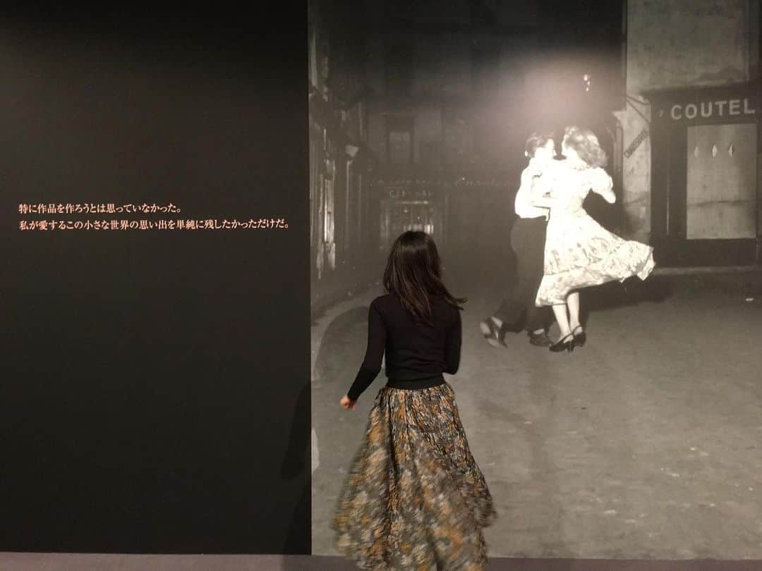小橋めぐみのインスタグラム：「先日「写真家ドアノー／音楽／パリ」内覧会へ。 ドアノーの、チャーミングな眼差しが捉えた音楽家たちのパリ。街角に音楽が溢れていたことを思い出しながら、写真の間を散策する。 束の間の旅のよう。 「街角から聴こえる口笛は、やさしい空気となって私を勇気づけてくれる」byドアノー #ロベールドアノー」