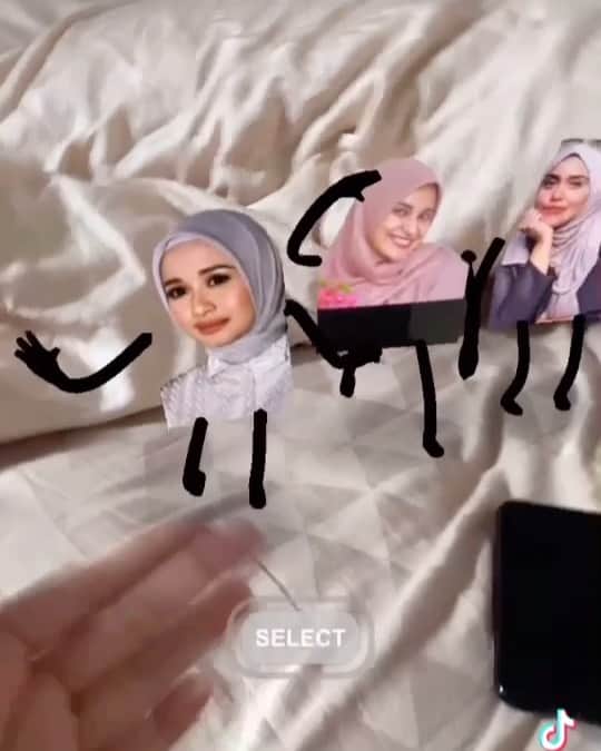 Zaskia Sungkarのインスタグラム：「Kangen malam pacar 🐛🤣 @laudyacynthiabella @shireensungkar @ochansausan」