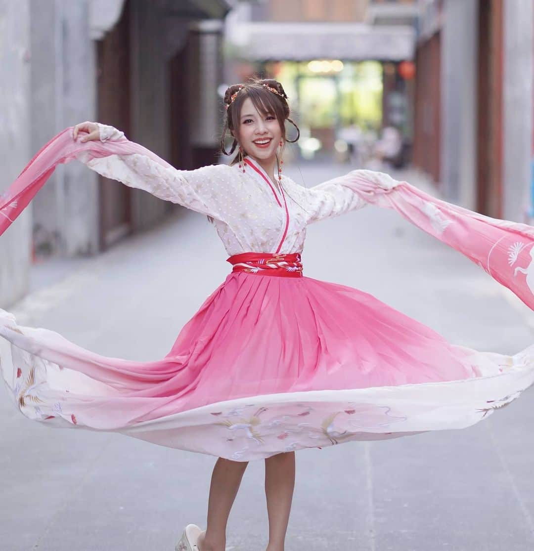 ビーム先生のインスタグラム：「หมุนๆๆๆ ぐるぐるぐるぐる  #กาชาปองยังต้องสุ่มแล้วหัวใจหนุ่มๆต้องสุ่มไหมคะ 😎😎😎  #influencer #blogger #youtuber #thai #thaigirl #中国　#タイ　#インフルエンサー　#ブロガー　#ユーチューバー　#外国人　#タイ人　#タイ語　#บล็อกเกอร์ #ยูทูปเบอร์ #ไทย #ญี่ปุ่น #ภาษาญี่ปุ่น #ชุดจีนโบราณ #ชุดจีน #ฮั่นฝู #hanfu #ตรุษจีน」