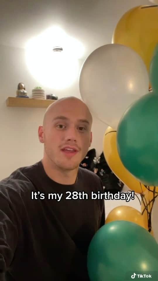 ブランドン・シェイアのインスタグラム：「Turned 28 today & now have 95 days of sobriety under my belt, feels so good. Watch the rest of this video in my IG story.」