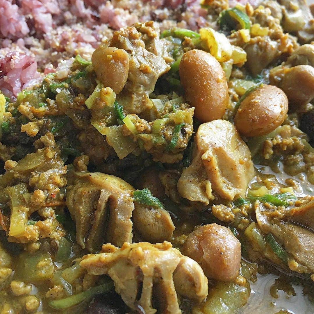 宮本菜津子さんのインスタグラム写真 - (宮本菜津子Instagram)「今日のひるご飯。昨日のカレーをリメイクしてみたら美味しかったので投稿します。作り置きしてた砂肝の塩焼きと青ネギ、花椒を足してみたよ〜。ご飯にすりゴマかけたのもなかなかによかったです！以上です👳🏿‍♂️🍛 - #massofthefermentingdregs  #motfd #masudore #curry #lunch  #lunchtime  #マスドレ #カレー #ひるごはん  #昼ごはん  #おひるごはん  #お昼ごはん  #お昼ご飯」2月7日 13時30分 - natsukondesu