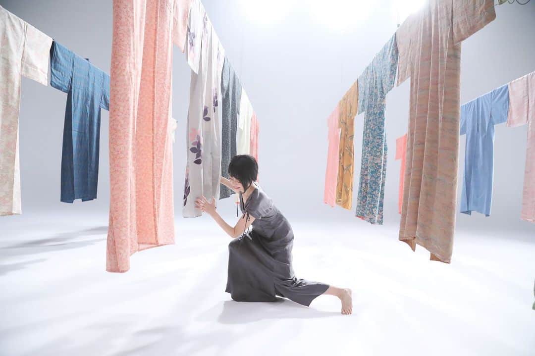 畑亜貴さんのインスタグラム写真 - (畑亜貴Instagram)「撮影時に並べられた着物達が素敵で、でも終わったら速やかに片付けられていく様子に無常を感じました。  今日は後ほど「雨月物語 - 懐古庭園 Vol.04 - 」詳細お知らせしますね。」2月7日 13時31分 - akihata.jp
