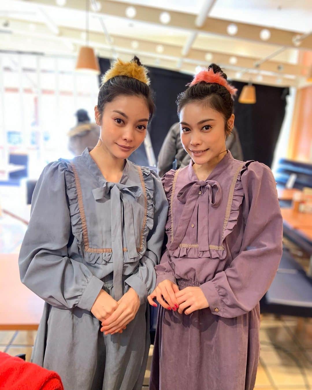 ＹＡＥ【MIO・YAE】のインスタグラム：「#仮面ライダーセイバー "爆食ジェミニ"の伊本マミ・レミの双子姉妹として登場しました‼︎ (このワードでTwitterトレンド入りしてたよー！！) 謎が残ったままでしたね… 魔物の力によってメギドに変身してしまった マミは助けられたけど…レミが…これからが始まりのようです。 2人の運命は果たして… そして姉妹が抱えているものとは、、  来週、 2/14(日)朝9時～ 第22章 ぜったい見てねー⚔️  http://kamen-rider-official.com/saber/22  HPでは次回予告、裏話に私達も載せてくださってます🎈 「双子の話が出た瞬間にキャスティング担当スタッフの頭に浮かんだのがこのお二人。」 嬉しい。。。一番嬉しいお言葉です。  #仮面ライダー#セイバー#特撮#MIOYAE#双子」