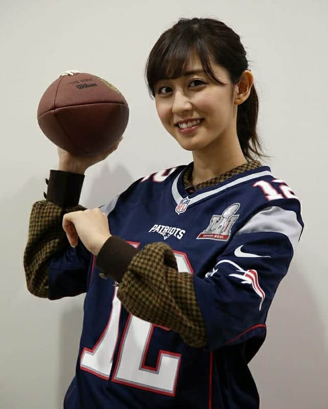 女子アナをこよなく愛する美人図鑑のインスタグラム：「ちはるちゃん✨大のアメフト🏈好きで明日はいよいよアメリカ人の半数が視聴すると言われる世界最大級のスポーツイベント、アメリカンフットボール優勝決定戦スーパーボウルが開催されます❗ちなみにちはるちゃんが好きな選手はタンパベイ・バッカニアーズのトム・ブレイディだそうです✨(あまり詳しくないのですが、アメリカのスポーツ界の頂点のような存在らしいです。)  #斎藤ちはる #斎藤アナ #ちはるちゃん #ちーちゃん #テレビ朝日 #テレ朝 #女子アナ #アナウンサー #キャスター #スーパーボウル #アメフト #アメリカンフットボール #スポーツイベント #最大級 #優勝決定戦 #祭典 #ユニフォーム姿 #トムブレイディ #かわいい #可愛い  #美人 #美女 #美しい #綺麗 #清楚 #癒し」