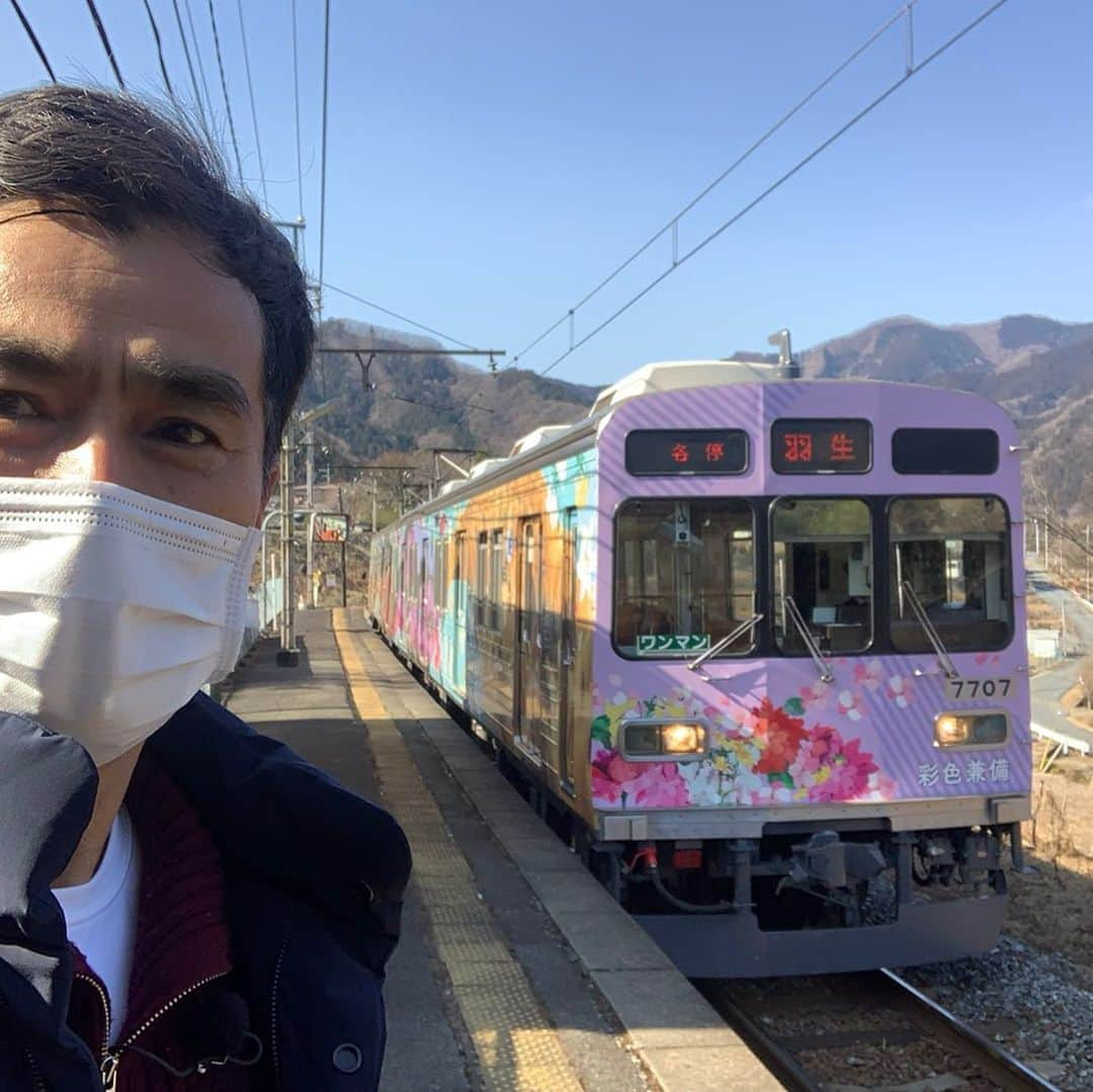 石原良純のインスタグラム：「今日は、コレ。秩父鉄道の旅。空気は冷たいが、日向に出れば春を思わせる陽気。」