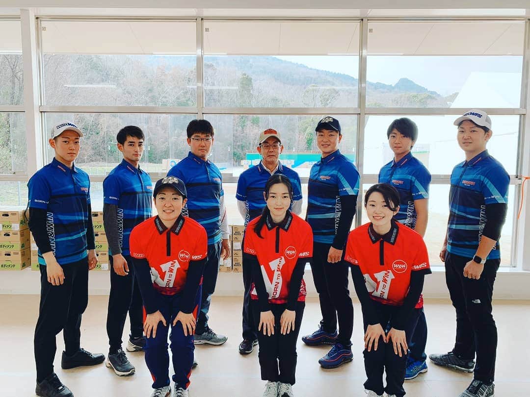 のインスタグラム：「Team win&win in Kindai ! 近畿大学のウィンアーチャーです❗️ 今年も大きな目標に向かって頑張ります❗ 撮影のときだけマスクを外して呼吸を止めました❗  #アーチェリー #archery  #winandwin #winandwinarchery #wiawis #wiawisarchery #kindai #近畿大学 #worldarchery」