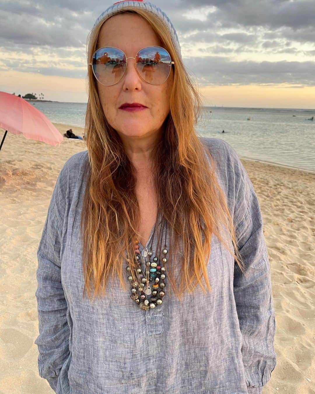 のインスタグラム：「Winter wonderland looks like this in Hawai’i. ☃️ : barefoot with my ever favorite @cpshades chambray shirt, @oliverpeoples amber sunglasses and a beanie : warm enough 💙 #islandlife #luckywelovehawaii #aloha #beach #opentoreceive #jewelryasmedecinecm #wearpearls」
