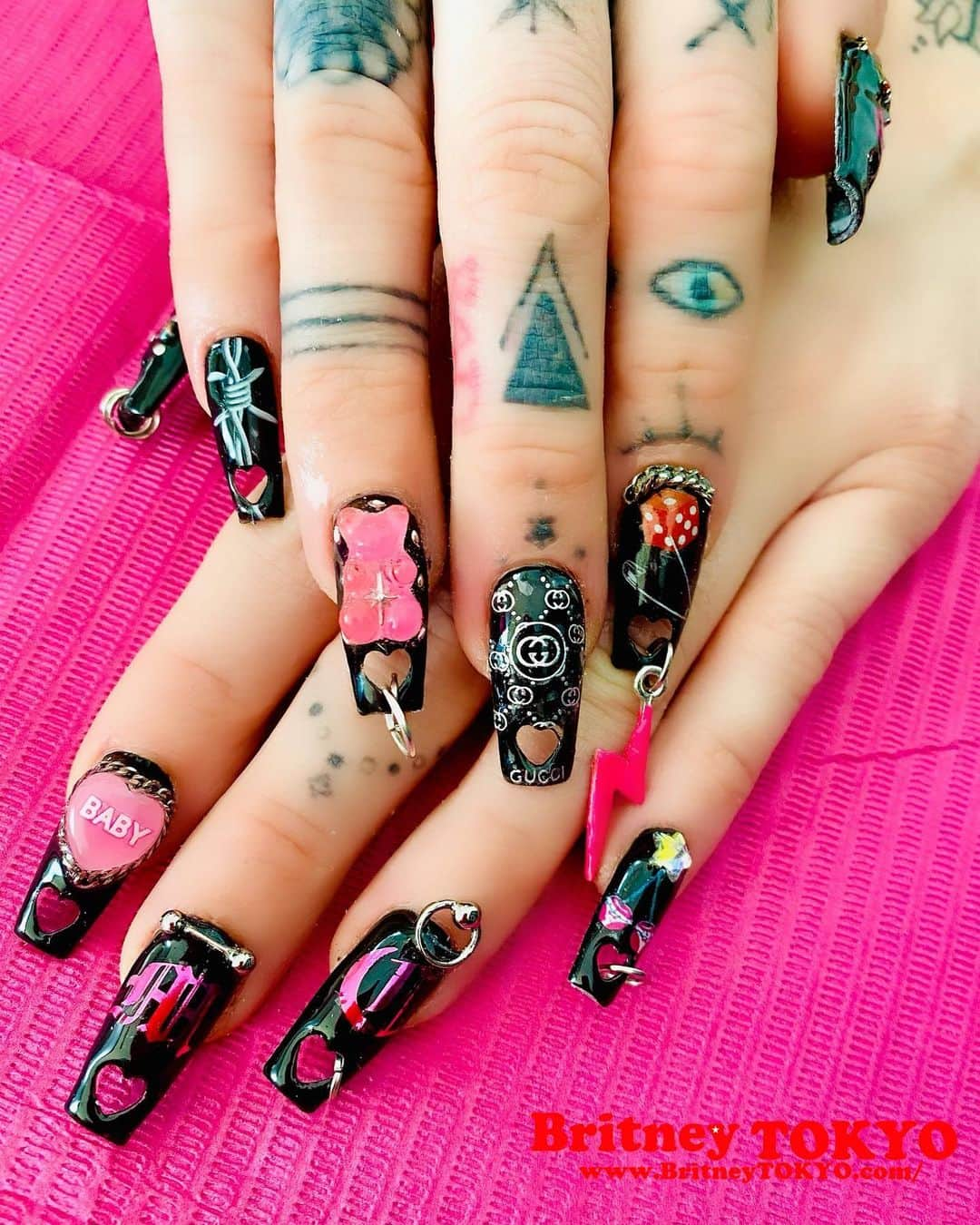 Britney TOKYOさんのインスタグラム写真 - (Britney TOKYOInstagram)「BOSS BABY MC🏈✨nails for @mileycyrus  @nfl @tiktok   #nailart #nails #mileycyrus #mileycyrusnails #britneytokyo #superbowl #nfl  Used:   @apresnailofficial x @britneytokyo  Heart cut out gel-X   @tsumekira x @tokyospicenail and @nail_daisy Nail Stickers  @opi @opi_professionals #blackonyx   @decopanic 3D charms   @concelect x #britneytokyo Nail Brushes」2月7日 14時00分 - britneytokyo