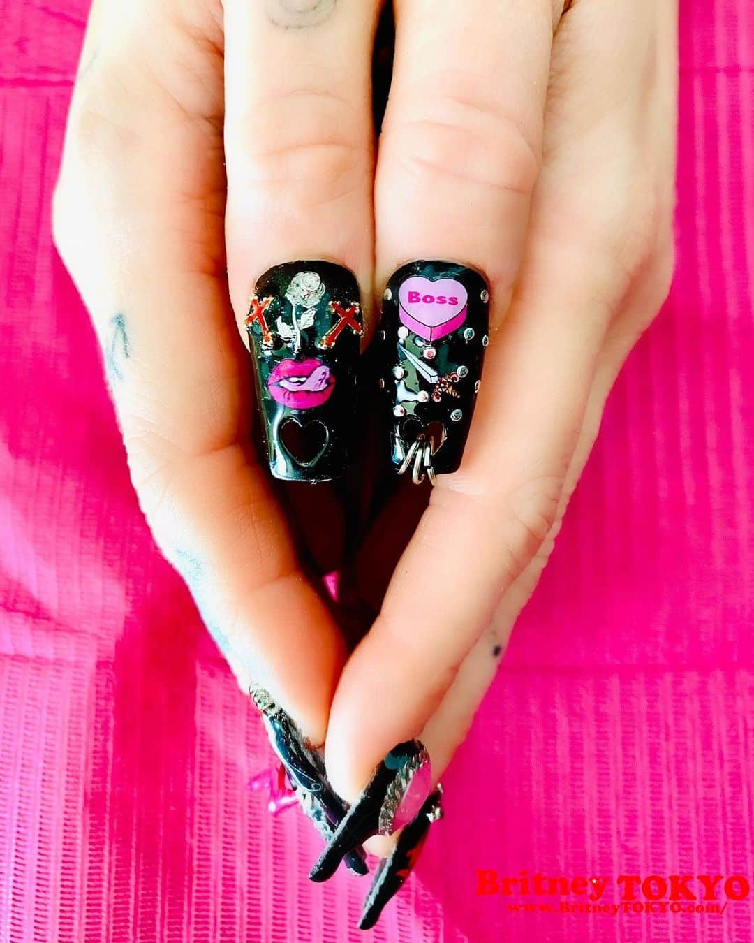 Britney TOKYOさんのインスタグラム写真 - (Britney TOKYOInstagram)「BOSS BABY MC🏈✨nails for @mileycyrus  @nfl @tiktok   #nailart #nails #mileycyrus #mileycyrusnails #britneytokyo #superbowl #nfl  Used:   @apresnailofficial x @britneytokyo  Heart cut out gel-X   @tsumekira x @tokyospicenail and @nail_daisy Nail Stickers  @opi @opi_professionals #blackonyx   @decopanic 3D charms   @concelect x #britneytokyo Nail Brushes」2月7日 14時00分 - britneytokyo