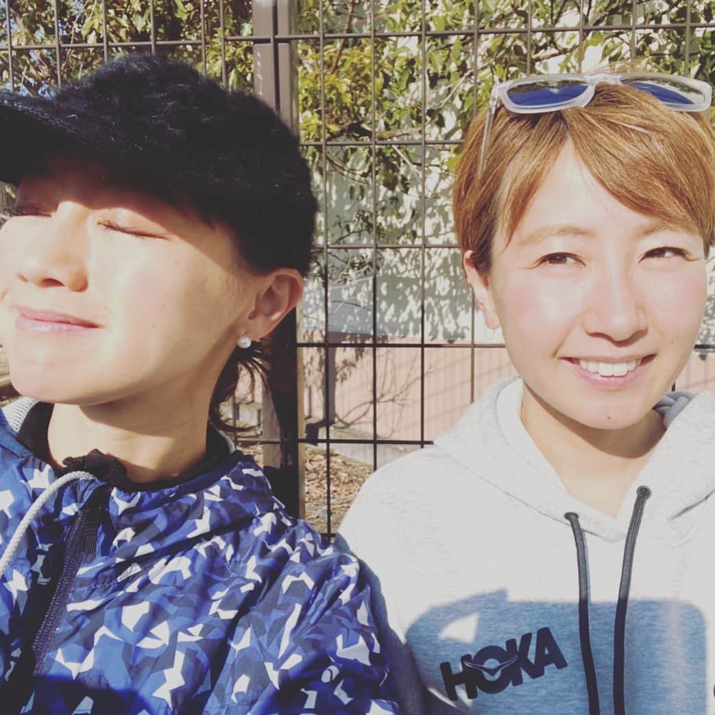 のインスタグラム：「今日は、舞ちゃんと撮影してました✨📹✨ @maimaimaimaima   朝もお知らせしましたが、 2月19日（金）20:00～は、 ONE TOKYO さんのオンラインイベント  も一緒にやりますのでよろしくお願い致します🙌  今日も天気が良くて最高に気持ち良い☀️☀️☀️  太陽の光を浴びて、ソーラーパワーじゃー😊  こりゃ明るい時間からの乾杯も最高ですなぁ🍺  #太陽の下にふかふかのお布団を敷いて昼寝したい #ビール飲みたい #笑 #姉妹 #sister #family #冬でも日焼け #太陽を浴びたいよう #ソーラーパワー #Power #ONE #TOKYO #イベント #trail #run #trailrunning #MOUNTAIN #山 #asics #shoes #プレゼント #movie #撮影 #outdoor #📹 #✨ #😊 #☀️ #⛰ #❤️」