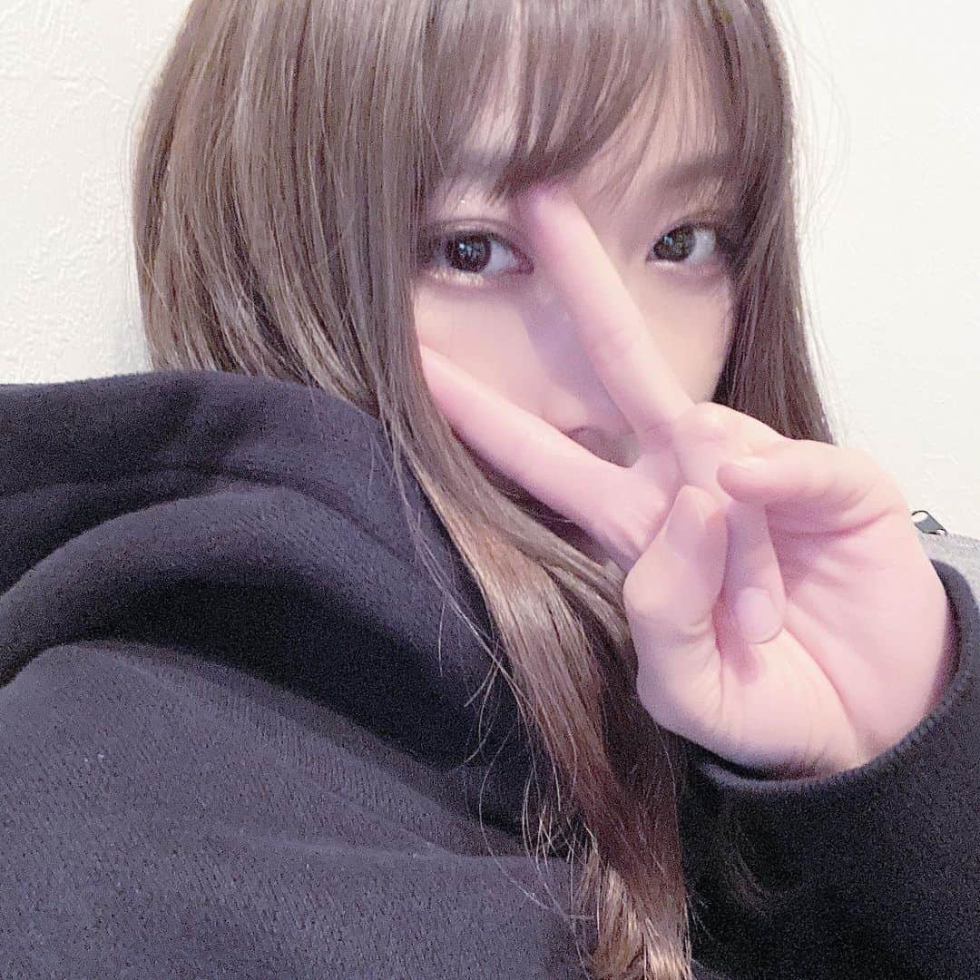 のインスタグラム：「髪の毛のメンテナンス行ってきた👯‍♀️ 3ヶ月も放置してました😅😅 担当はmagicさん😳いつもありがとうございます🥺！」