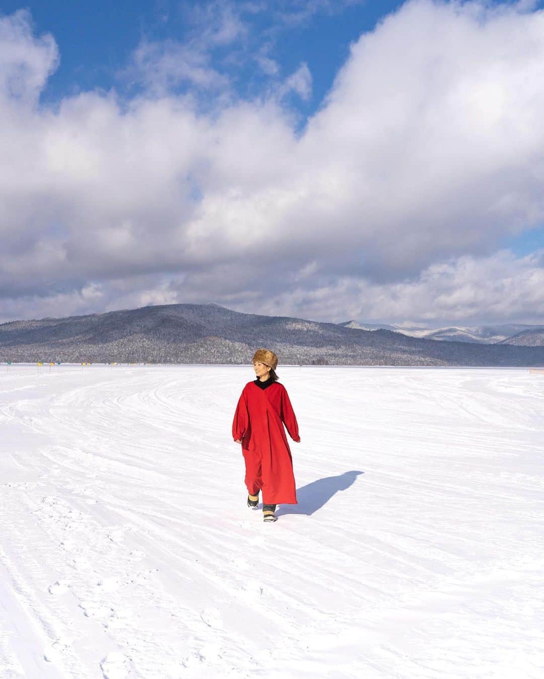 詩歩さんのインスタグラム写真 - (詩歩Instagram)「#詩歩のくしろ旅　﻿ ﻿ 緊急事態宣言前に訪れた２回目の北海道くしろ取材の様子をお届けします📷﻿ ﻿ 自由に旅行できない日が続きそうですが、次の旅先候補として見ていただけたら嬉しいです🙇﻿ ﻿ ❄﻿ ﻿ 雪が積もった広い大地・・・に見えるけど、実はここ凍った湖！﻿ ﻿ 本来ならマリモが生息していてクルーズができるような #阿寒湖 です。﻿ ﻿ 冬になると気温が毎日氷点下なので、湖水が氷結してワカサギ釣りやスノーモービルができるようになります。（駐車場も湖の上にあるくらい厚い氷🚗）﻿ ﻿ いろんなアクティビティがあるけど、私はワカサギ釣りをすることに🎣（人生初！）﻿ ﻿ 最初は全然釣れなかったけど、コツをつかむと釣れるつれる😳👏暖房がきいた小屋の中で時間制限なくできるから、これはホントに永遠に釣れちゃう😂﻿ ﻿ 釣ったワカサギは湖畔で揚げてもらえるので、釣れたて揚げたてをいただくことができました🐟小魚苦手だったけどワカサギはスナック感覚でパクパク食べちゃった…😋﻿ ﻿ いや〜、ワカサギ釣り本当に楽しい！！！﻿ ﻿ ﻿ 阿寒湖は真冬でも一部凍らずに残る性質があります。ワカサギ釣りが初めての方はきちんと管理された場所でやりましょう！⚠﻿ ﻿ ﻿ ✈️﻿ ﻿ 北海道庁さんのお仕事で #ひがし北海道 釧路を巡ってきました！秋の様子は #詩歩のくしろ旅 のタグでまとめてるのでぜひご覧ください。﻿ ﻿ ﻿ It looks like a vast expanse of snow-covered land, but it's actually a frozen lake!﻿ ﻿ Normally, Lake Akan would be home to marimo and cruises. In winter, when the temperature is below freezing every day, the lake freezes over, allowing for pond smelt fishing and snowmobiling. (The ice is so thick that even the car park is on the lake!﻿ ﻿ I decided to do my first pond fishing 🎣. At first I couldn't catch anything, but once I got the hang of it, I was able to catch more and more 😳👏 You can do this in the heated hut for an unlimited time, so you can really catch forever 😂. We were able to get our catches deep fried at the lakeside 🐟I've not really loved small fish but I ate them like a snack 😋. Oh my god, pond smelt fishing is so much fun!!!﻿ ﻿ ﻿ ⚠この取材は緊急事態宣言前です﻿ 現在、北海道では緊急事態宣言発令地域との往来自粛がも求められています。最新の情報を確認ください。いつか行きたい旅先候補として見ていただけたら嬉しいです。﻿ ﻿ ﻿ ﻿ 📍阿寒湖／北海道　釧路﻿ 📍Lake Akan／Hokkaido Japan﻿ #shiho_hokkaido﻿ ﻿ ﻿ ﻿ ﻿ ©Shiho/詩歩」2月7日 13時56分 - shiho_zekkei