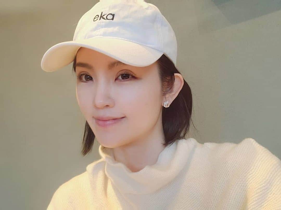 三宅裕子のインスタグラム：「今日の東京は春みたいに暖かい🐰　 嬉しい🌸  #tokyolife  #casual #tokyomodel  #japanesemodel #japanesefashion  #うさぎのいる生活  #うさぎ好きさんと繋がりたい #ボブヘア #ボブ #モデル  #広告モデル #ママモデル」
