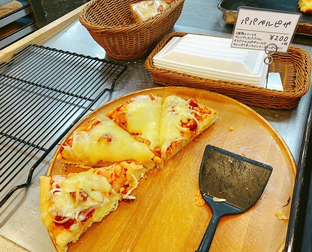とぎもちさんのインスタグラム写真 - (とぎもちInstagram)「.﻿ ﻿ 【パン屋さん 일본 빵집】﻿ ﻿ 行きつけの人気パン屋﻿ パパベル さんで﻿ またまたパン買ってきた🥖💕﻿ ﻿ ここの﻿ 白いコッペパンで色々挟んだ﻿ ぱぱべるこっぺが大好きなんです 🤤✨﻿ ﻿ 今回初めて﻿ 梅しそカツ食べてみた💕﻿ ﻿ 個人的には三元豚の豚カツの方が好きだけど﻿ こっちもありだな 😆✨﻿ ﻿ あとピザが美味しかった😍😍﻿ 分厚いけどふわもちパンだから﻿ パクパクいける！！﻿ ﻿ チーズたっぷり﻿ 中に玉ねぎやソーセージ入ってて﻿ 美味しかった~ 😍﻿ ﻿ 今ちょうどバレンタインということで﻿ チョコ系のパン色々出てました 🍫💕﻿ ﻿ .﻿ #パパベル #パパベル太田店 #ぱぱべるこっぺ  #パパベルピザ #高松パン屋 #香川パン屋 #파파베루 #다카마쓰 #카가와 #일본 #다카마쓰빵집 #카가와빵집  #먹스타그램 #토기모치 #とぎもちkorea #とぎもちパパベル #とぎもちパン」2月7日 13時58分 - togistagram