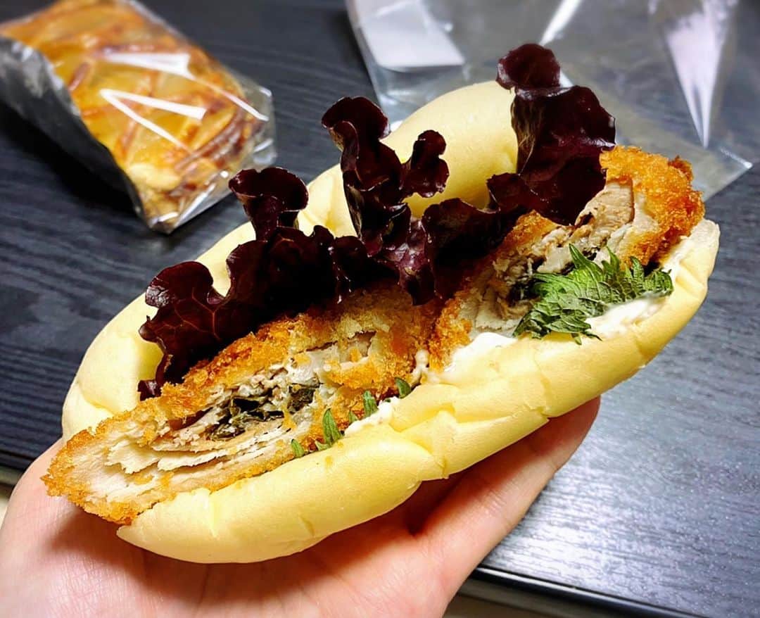 とぎもちさんのインスタグラム写真 - (とぎもちInstagram)「.﻿ ﻿ 【パン屋さん 일본 빵집】﻿ ﻿ 行きつけの人気パン屋﻿ パパベル さんで﻿ またまたパン買ってきた🥖💕﻿ ﻿ ここの﻿ 白いコッペパンで色々挟んだ﻿ ぱぱべるこっぺが大好きなんです 🤤✨﻿ ﻿ 今回初めて﻿ 梅しそカツ食べてみた💕﻿ ﻿ 個人的には三元豚の豚カツの方が好きだけど﻿ こっちもありだな 😆✨﻿ ﻿ あとピザが美味しかった😍😍﻿ 分厚いけどふわもちパンだから﻿ パクパクいける！！﻿ ﻿ チーズたっぷり﻿ 中に玉ねぎやソーセージ入ってて﻿ 美味しかった~ 😍﻿ ﻿ 今ちょうどバレンタインということで﻿ チョコ系のパン色々出てました 🍫💕﻿ ﻿ .﻿ #パパベル #パパベル太田店 #ぱぱべるこっぺ  #パパベルピザ #高松パン屋 #香川パン屋 #파파베루 #다카마쓰 #카가와 #일본 #다카마쓰빵집 #카가와빵집  #먹스타그램 #토기모치 #とぎもちkorea #とぎもちパパベル #とぎもちパン」2月7日 13時58分 - togistagram