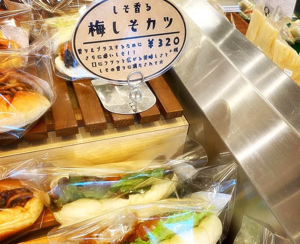 とぎもちさんのインスタグラム写真 - (とぎもちInstagram)「.﻿ ﻿ 【パン屋さん 일본 빵집】﻿ ﻿ 行きつけの人気パン屋﻿ パパベル さんで﻿ またまたパン買ってきた🥖💕﻿ ﻿ ここの﻿ 白いコッペパンで色々挟んだ﻿ ぱぱべるこっぺが大好きなんです 🤤✨﻿ ﻿ 今回初めて﻿ 梅しそカツ食べてみた💕﻿ ﻿ 個人的には三元豚の豚カツの方が好きだけど﻿ こっちもありだな 😆✨﻿ ﻿ あとピザが美味しかった😍😍﻿ 分厚いけどふわもちパンだから﻿ パクパクいける！！﻿ ﻿ チーズたっぷり﻿ 中に玉ねぎやソーセージ入ってて﻿ 美味しかった~ 😍﻿ ﻿ 今ちょうどバレンタインということで﻿ チョコ系のパン色々出てました 🍫💕﻿ ﻿ .﻿ #パパベル #パパベル太田店 #ぱぱべるこっぺ  #パパベルピザ #高松パン屋 #香川パン屋 #파파베루 #다카마쓰 #카가와 #일본 #다카마쓰빵집 #카가와빵집  #먹스타그램 #토기모치 #とぎもちkorea #とぎもちパパベル #とぎもちパン」2月7日 13時58分 - togistagram