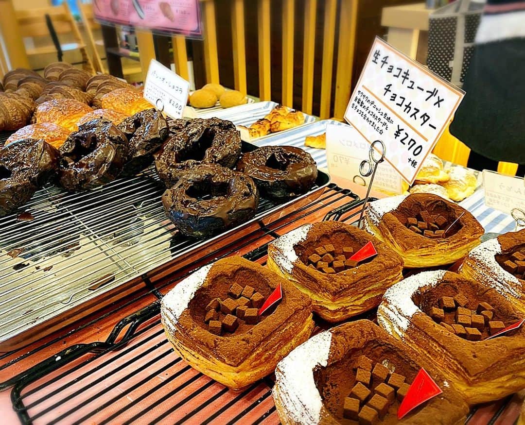 とぎもちさんのインスタグラム写真 - (とぎもちInstagram)「.﻿ ﻿ 【パン屋さん 일본 빵집】﻿ ﻿ 行きつけの人気パン屋﻿ パパベル さんで﻿ またまたパン買ってきた🥖💕﻿ ﻿ ここの﻿ 白いコッペパンで色々挟んだ﻿ ぱぱべるこっぺが大好きなんです 🤤✨﻿ ﻿ 今回初めて﻿ 梅しそカツ食べてみた💕﻿ ﻿ 個人的には三元豚の豚カツの方が好きだけど﻿ こっちもありだな 😆✨﻿ ﻿ あとピザが美味しかった😍😍﻿ 分厚いけどふわもちパンだから﻿ パクパクいける！！﻿ ﻿ チーズたっぷり﻿ 中に玉ねぎやソーセージ入ってて﻿ 美味しかった~ 😍﻿ ﻿ 今ちょうどバレンタインということで﻿ チョコ系のパン色々出てました 🍫💕﻿ ﻿ .﻿ #パパベル #パパベル太田店 #ぱぱべるこっぺ  #パパベルピザ #高松パン屋 #香川パン屋 #파파베루 #다카마쓰 #카가와 #일본 #다카마쓰빵집 #카가와빵집  #먹스타그램 #토기모치 #とぎもちkorea #とぎもちパパベル #とぎもちパン」2月7日 13時58分 - togistagram