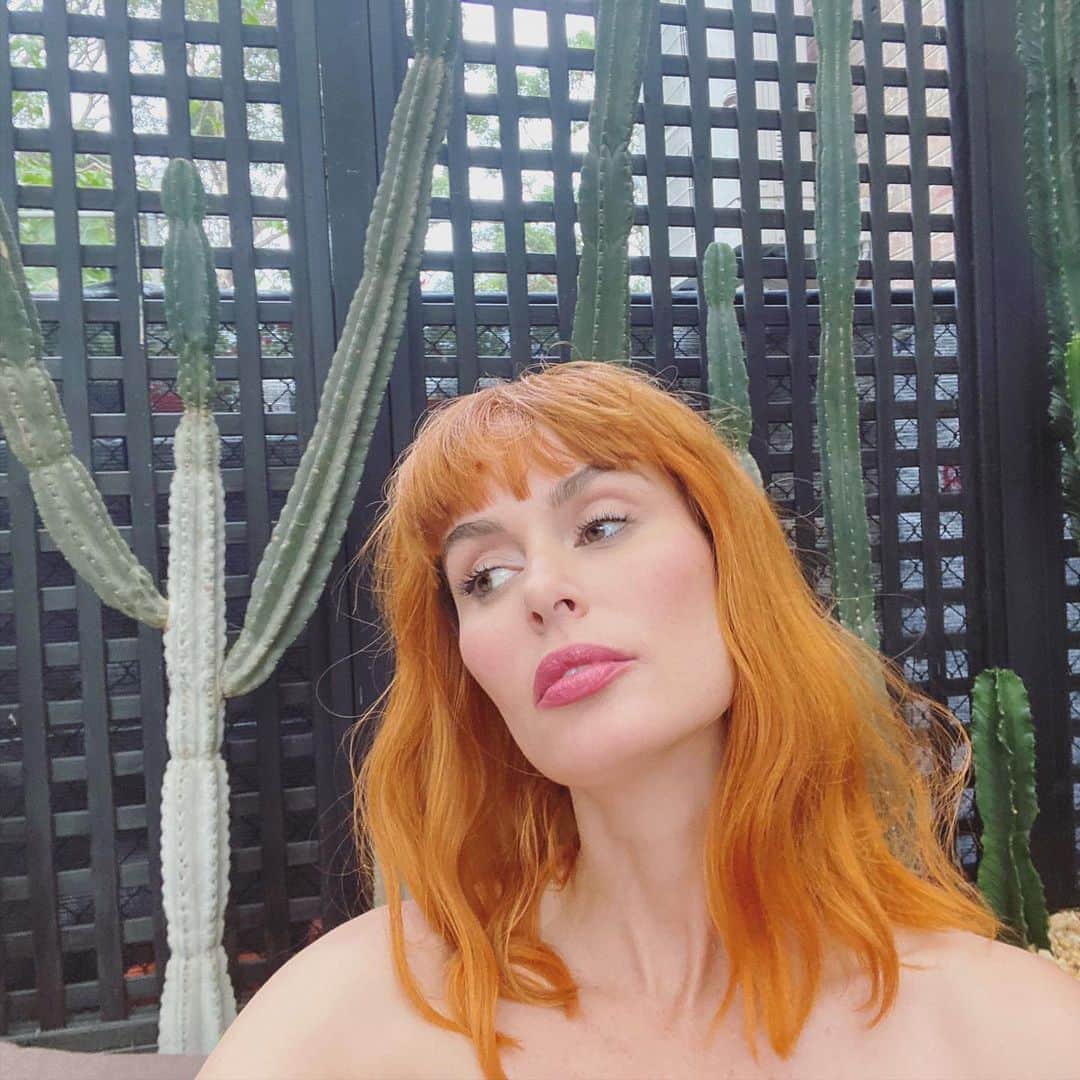 ニコール・トルンフィオのインスタグラム：「Work 👩🏻‍🦰」