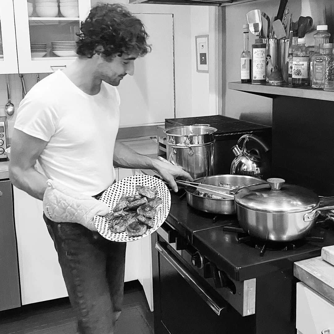 ザックポーゼンさんのインスタグラム写真 - (ザックポーゼンInstagram)「Chop chop chop.. Photo 1 or 2? lol! #cookingwithzac #satedaynight #dinner #cookingathome」2月7日 14時03分 - zacposen