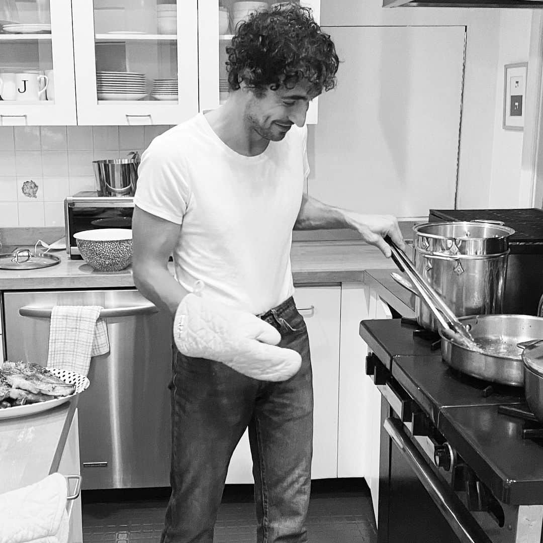 ザックポーゼンさんのインスタグラム写真 - (ザックポーゼンInstagram)「Chop chop chop.. Photo 1 or 2? lol! #cookingwithzac #satedaynight #dinner #cookingathome」2月7日 14時03分 - zacposen