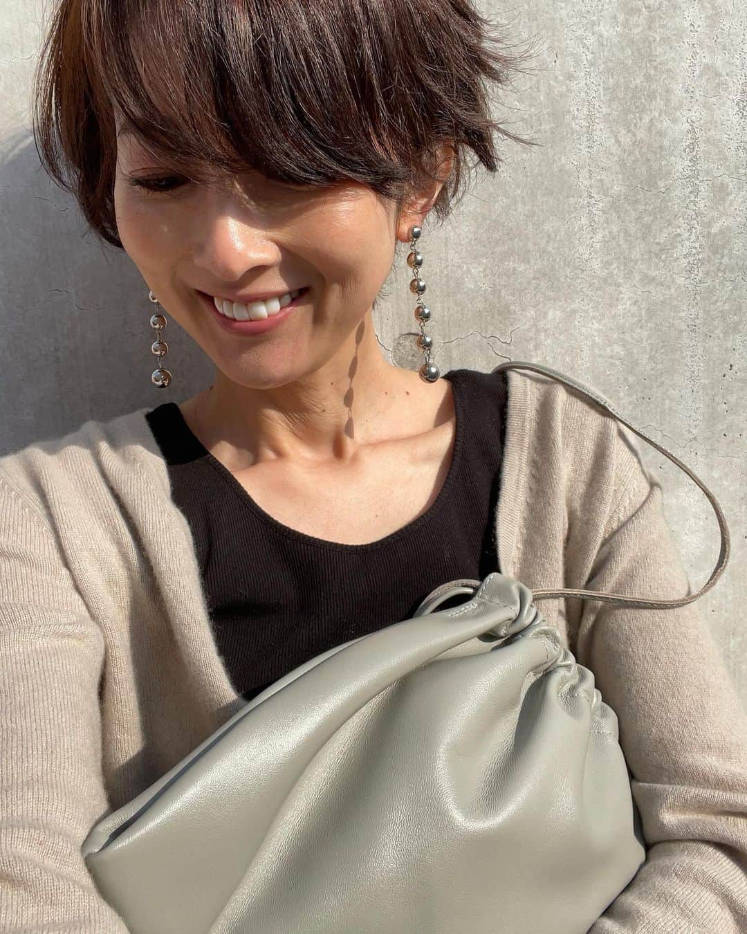 石井のり子のインスタグラム：「** 先日はQ&Aにおつきあいいただきありがとうございました♡ なんだか孤立したような気になってしまいがちな日々だけど、「会いたいよ」って言ってくれる友達がいたり 話しかけてくださるフォロワーさんがいてとても心が温かくなりました🥲♡ * 2月号のSTORYで見て一目惚れした @throw_by_sly のBag✔︎ SALEだったのでついポチッとしてしまいました🤭 * *  #ootd#outfit#coordinate#fashion#fashion style#ママコーデ#ママファッション#bag#throwbysly#iphone12pro」