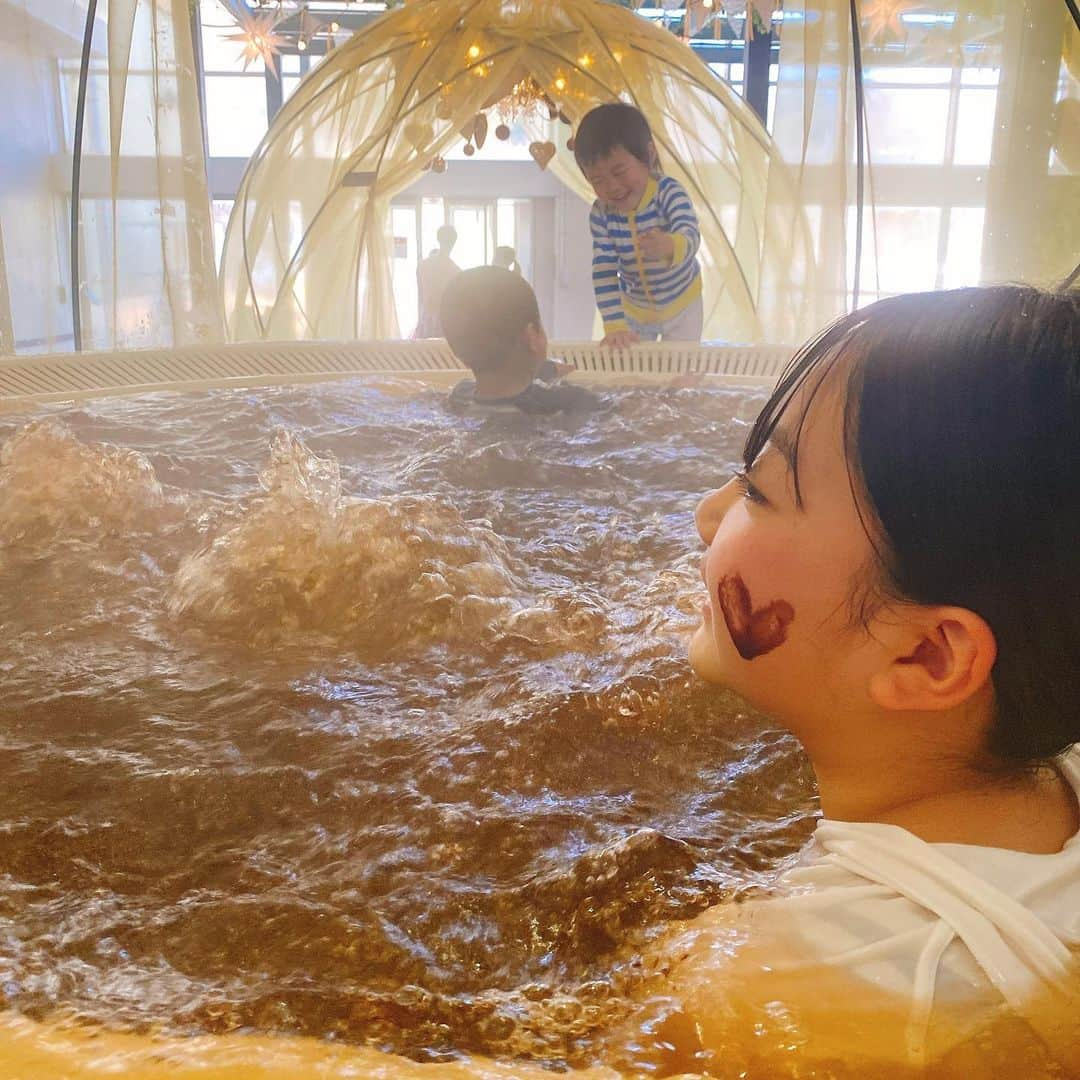 箱根小涌園 ユネッサンさんのインスタグラム写真 - (箱根小涌園 ユネッサンInstagram)「﻿ ﻿ フォトジェニックがいっぱい﻿ チョコレート風呂🍫♨️🍫﻿ ﻿ こどもたちもチョコレートの﻿ あまーい香りにご満悦☺️☺️﻿ ﻿ ﻿ 水着エリアは撮影オッケー👌﻿ なので防水スマホケースに﻿ 入れて持って移動されることを﻿ オススメしています📱✨﻿ ﻿ 防水スマホケースは、水着ショップ﻿ ukiukiでも販売していますよ〜☺️﻿ ﻿ ﻿ #チョコレート風呂﻿ #ユネッサン﻿ #箱根﻿ #フォトジェニック﻿」2月7日 14時13分 - yunessun_hakone