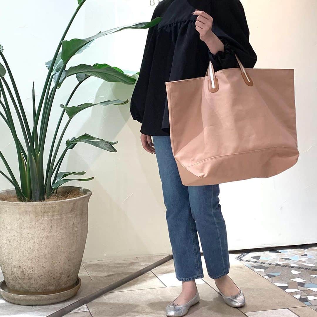 デミルクス ビームス 新宿のインスタグラム：「. Large tote  プロバンスのアルルを旅する事を想いながら作り出されたBAG🧳 持つと気分が弾みます🌷   #demiluxebeams  #BEAMS #21ss #nomadis#ノマディス #トートバッグ #ビッグトート」