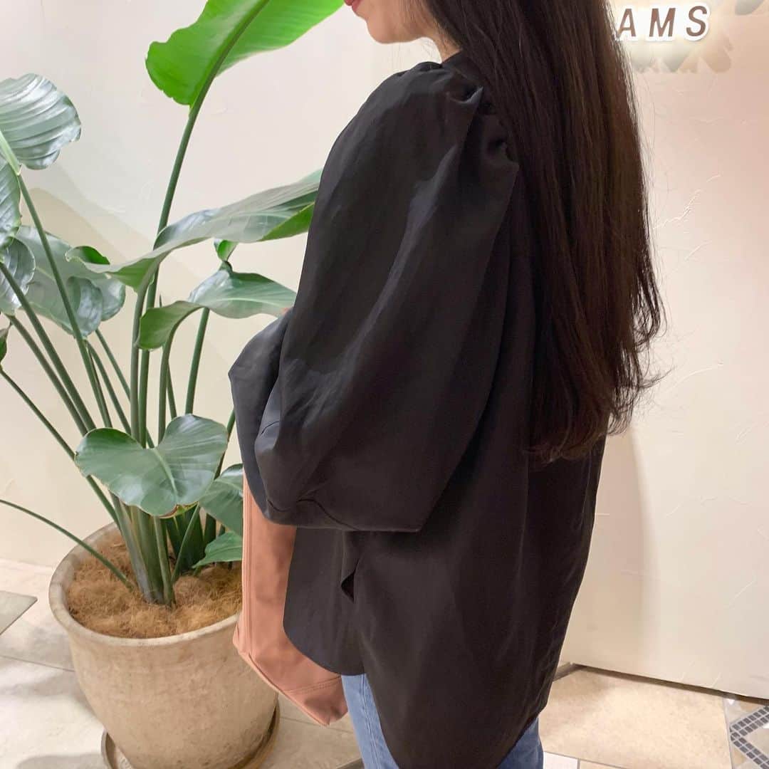 デミルクス ビームス 新宿のインスタグラム：「. 華やかなボリュームスリーブのブラウスで、上品なカジュアルSTYLE🖤   #demiluxebeams  #BEAMS #21ss」