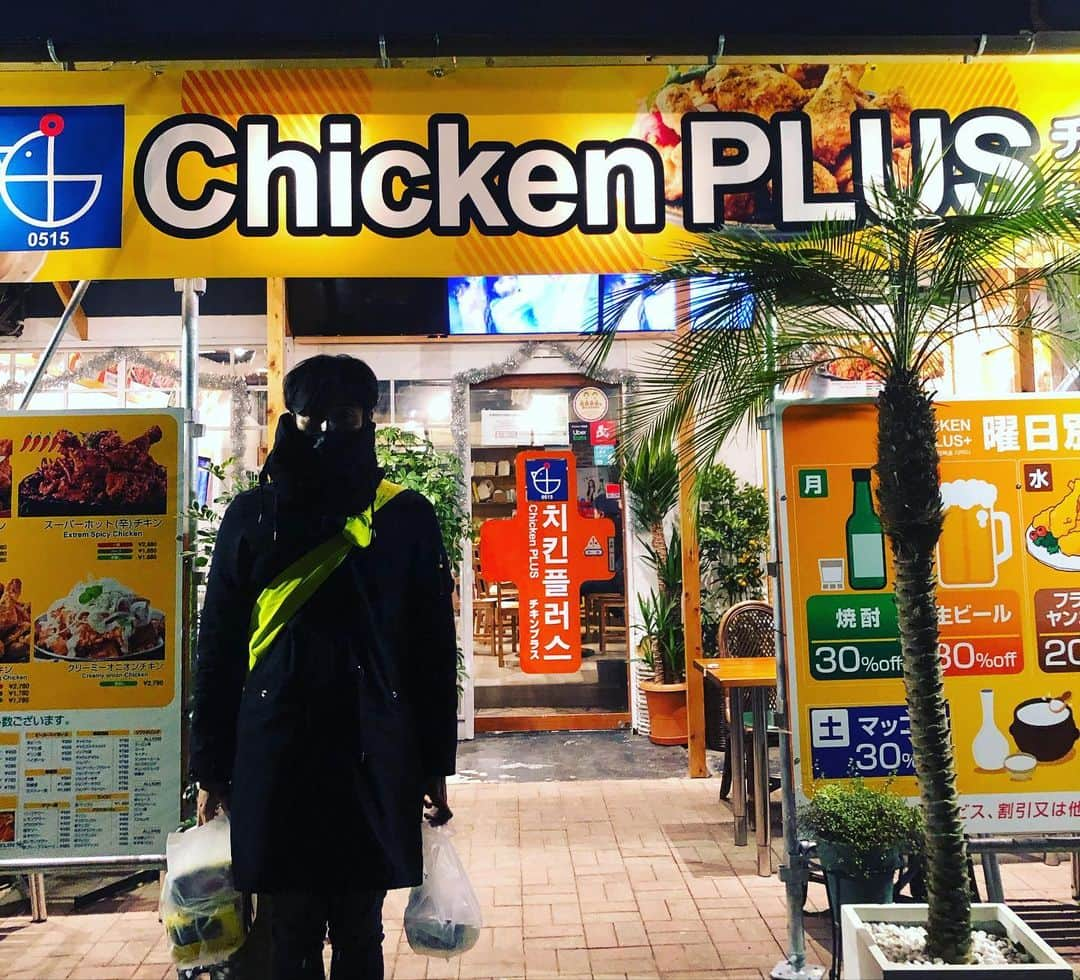 堤太輝さんのインスタグラム写真 - (堤太輝Instagram)「新大久保 『Chicken PLUS 치킨플러스　チキンプラス』  韓国に400店舗くらいあるんだって  『肉&麺』のすぐ隣りにオープンしたからテイクアウト🥡したよ  曜日によって色々なサービスあるし、箱もハングル表記で韓国旅行気分にしてくれる😎  チビ達のリクエストでクリスピーフライド&ヤンニョムのハーフ&ハーフとスノーチキンを食らう  テイクアウトしてもサクサクだったしマジでペロリだった👍✨  一瞬で🥡無くなりました💦  치킨 무も付いてる✨最高よっ👍  テラス席もあったから暖かくなってきたら外で食べたい☀️🍻🍗🌈  チキンのメニューが豊富だったから次回は違うの食べてみようかな🤤  飲食業界も大変だろうから、なんとか頑張って欲しい。  もうこうなってきたら家の蛇口からヤンニョムソース出したろうかなw 青い蛇口と赤い蛇口と赤い蛇口はややこしいから考えないとな  #ChickenPLUS #チキンプラス #치킨플러스 #일본 #フライドチキン #후라이드치킨 #ヤンニョムチキン #양념치킨 #スノーチキン #韓国料理  #韓国グルメ  #韓国ごはん  #新大久保 #新大久保グルメ  #新大久保フライドチキン  #新大久保ヤンニョムチキン #新大久保チキン #韓国チキン  #韓国フライドチキン #韓国好きな人と繋がりたい  #韓国好きな人と仲良くなりたい  #韓国料理大好き  #お家で韓国料理  #テイクアウト韓国のフライドチキン  #どりあんず堤とChickenPLUS #早く韓国行きたい」2月7日 14時21分 - 223_taiki