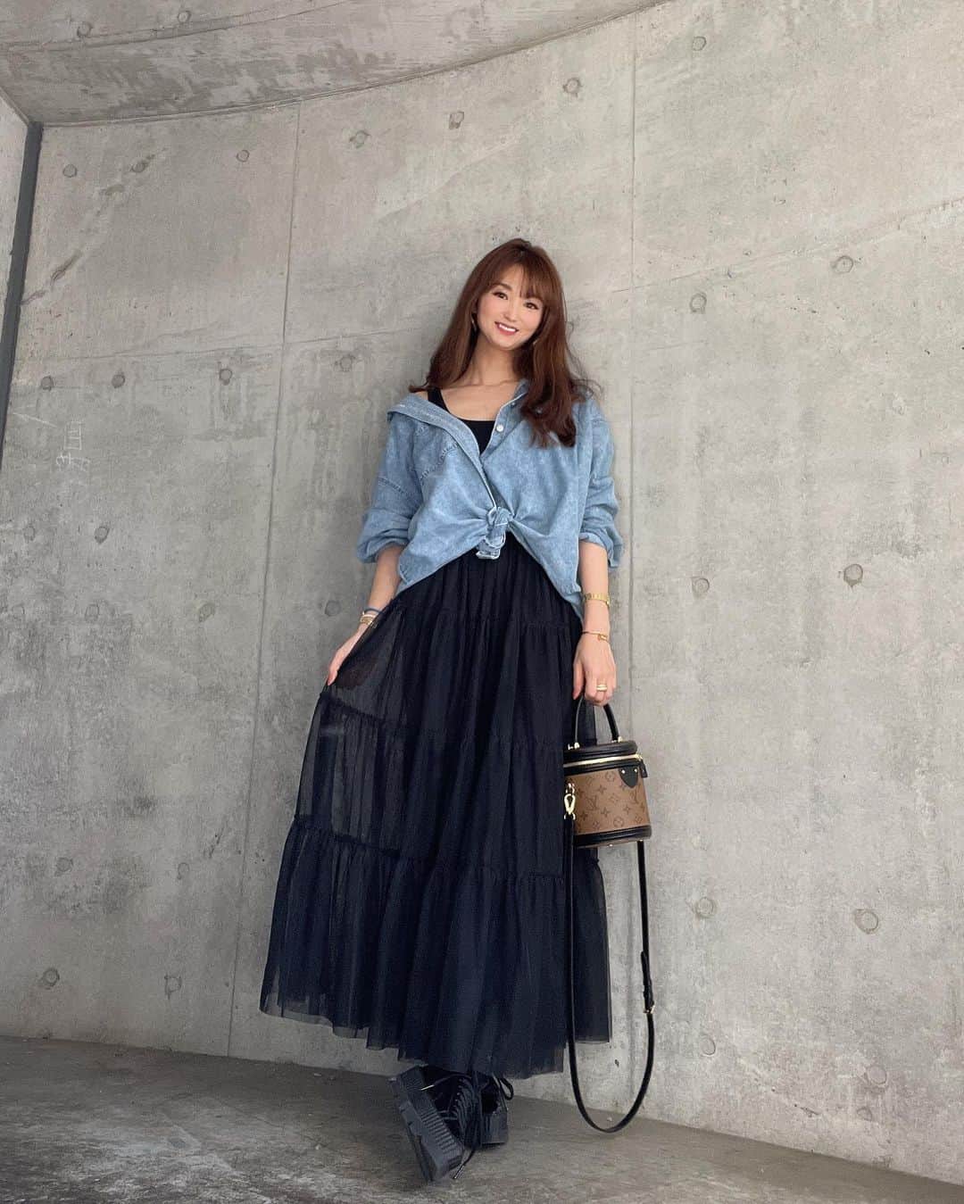 のインスタグラム：「ほんとに久々に お洋服きた🙀 毎日パジャマかヨガウェア 気づいたら春🌸じゃないですか、、  超ダルダルのダンガリーシャツ 裾結んで、チュールスカートを。　　  それにしても 暖かな日曜日🌞  #instafashion#ootd#アラフォーコーデ#instashoes#tokyo#dress#高身長女子#followme#outfit」