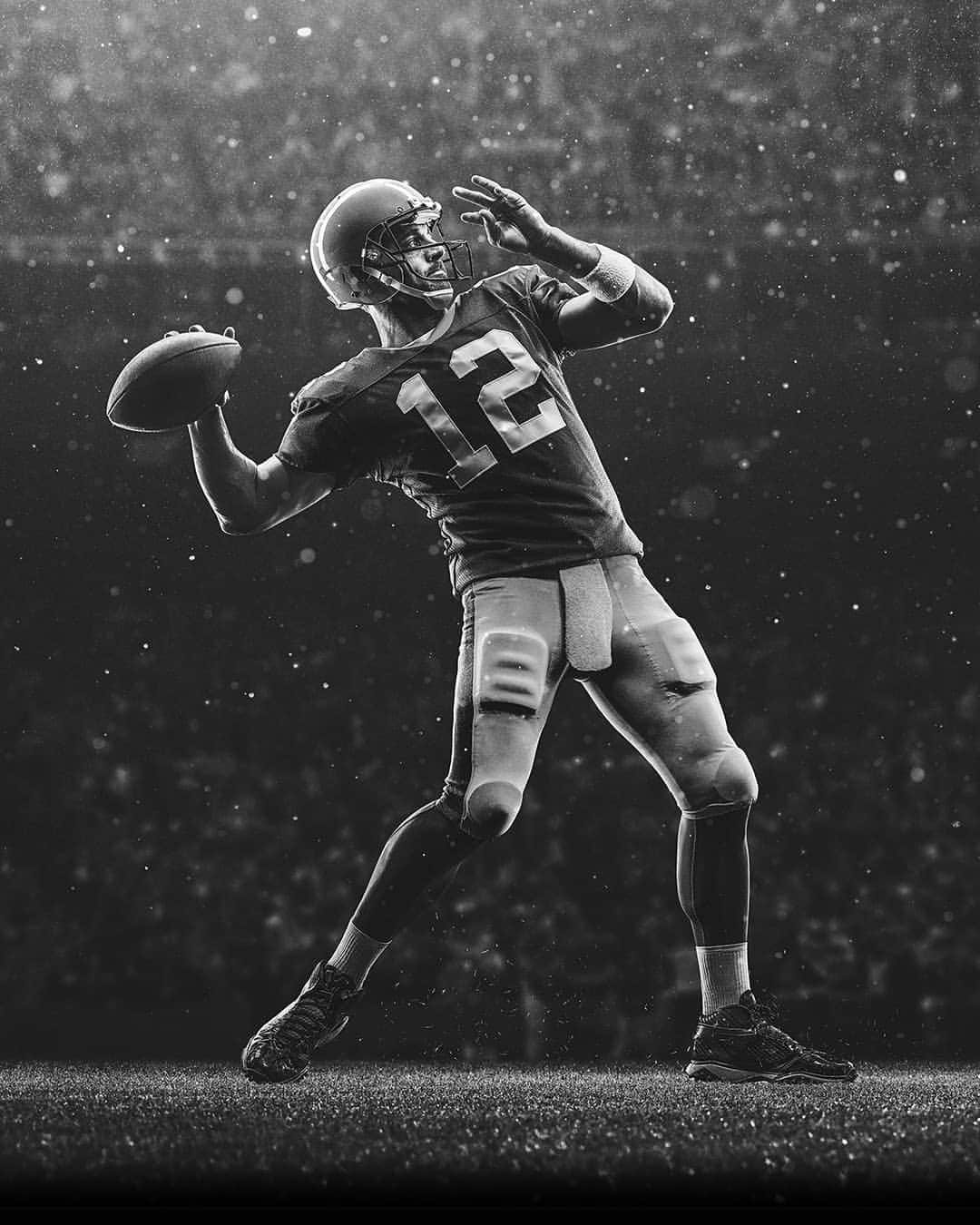 ゼニスのインスタグラム：「#MVP: Zenith congratulates its ambassador @aaronrodgers12 on receiving the 2021 NFL Honors Most Valuable Player award today, marking his third MVP award!  Aaron’s 2020-2021 season is a great example of his strong work ethic and love for the game.  He set several records, including for games with a 100+ passer rating in a single season and the second highest passer rating in NFL history. Once again, Aaron proves what it takes to reach your star, and once you get there, reach even higher!」
