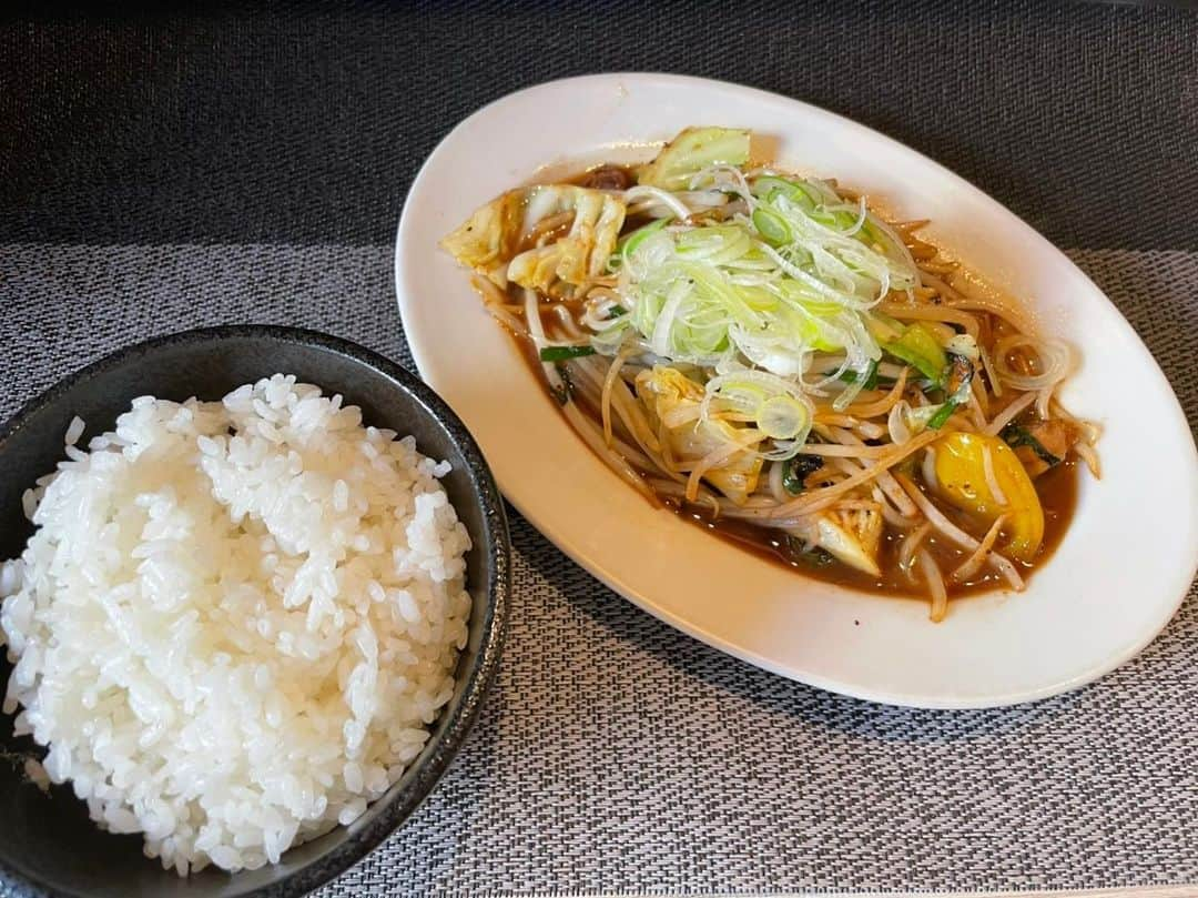 norimotoのインスタグラム：「ラーメン屋の野菜炒め これめちゃくちゃ美味しいんです！  パクパクいけちゃう野菜炒め！ご飯と一緒にどうですか😋  オススメです♪ #ランチ #料理 #グルメ #おいしい #ディナー #肉 #パスタ #野菜 #レストラン #ご飯 #食事 #スープ #オススメ #米 #栄養 #プレート #ラーメン屋 #食べる #一緒に #もやし #野菜炒め #一緒 #ソース #健康的 #ボウル #ホット #調理 #めちゃくちゃ #食品 #丼もの」