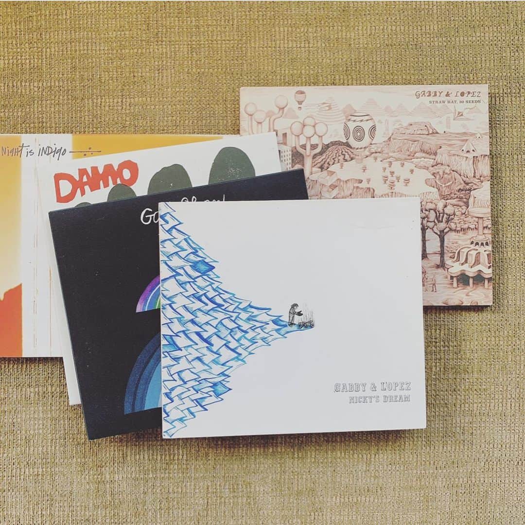 OKAのインスタグラム：「「すごくいいんだよ〜」と友人が持ってきてくれたCDは、以前部屋で流していたら「すごくいいね、貸して」と持って帰ったものと同じだった。  ミドルエイジによくあること♪  #gabbyandlopez  #naturalcaramity」