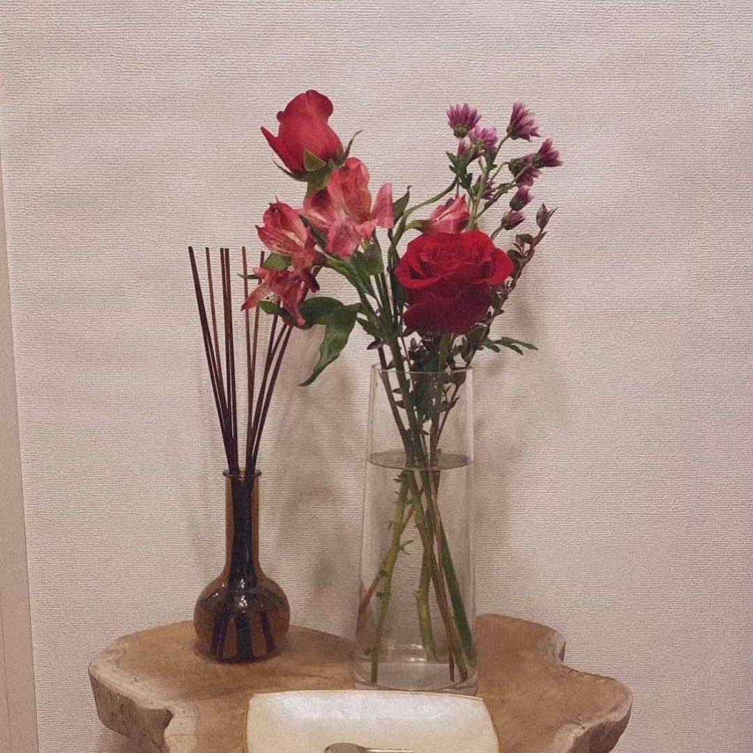河村美咲さんのインスタグラム写真 - (河村美咲Instagram)「週1でお花を買って家に帰って飾るのだ💐 起きてない未来に不安になるより未来にわくわくして生きたいもんです😌😌」2月7日 14時40分 - misaki_haaan