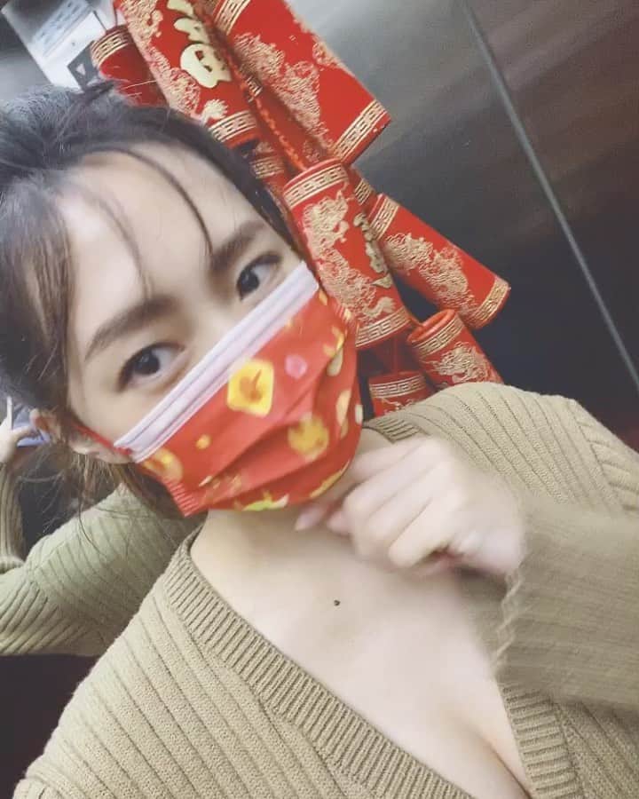 Dewi Chienのインスタグラム：「🐮🧨🧧牛年行大運❤️❤️❤️❤️❤️ #兒童版超Q #期待牛咩咩 #一起帶口罩」