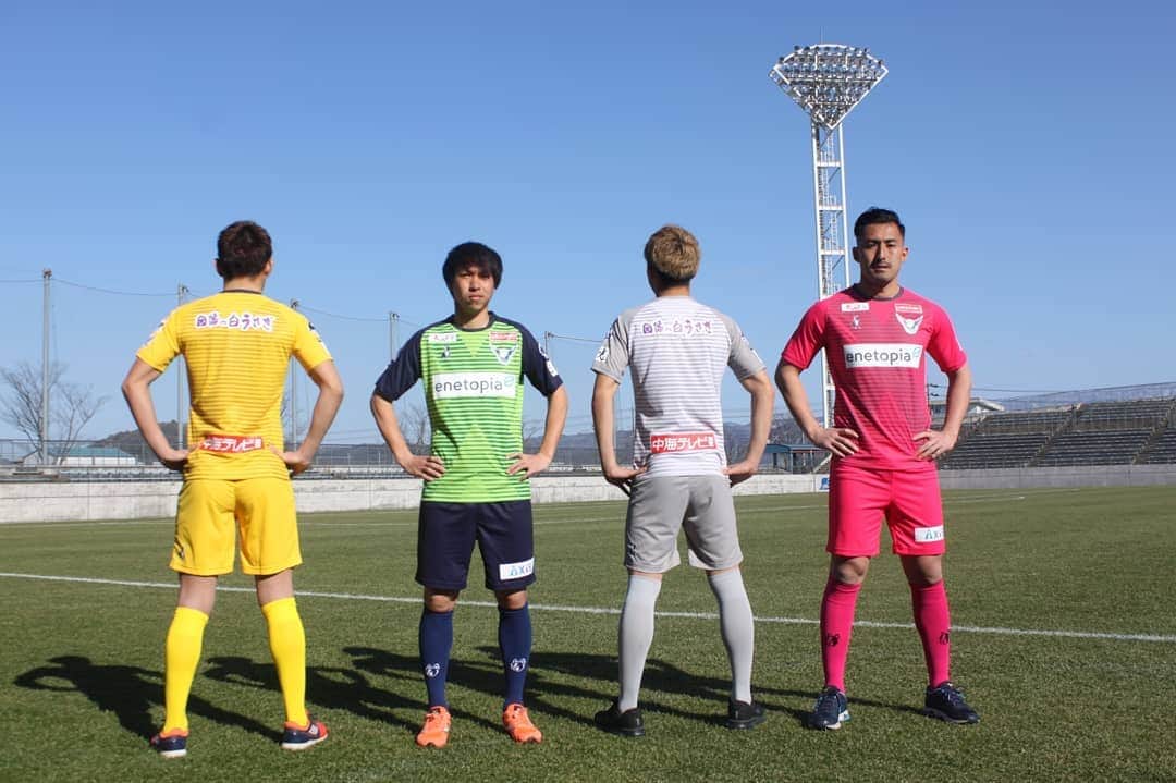 可児壮隆のインスタグラム：「スポンサーの皆様、サポーターの皆様、ガイナーレ鳥取に関わるすべての皆様のおかげで選手はプレー出来ます！ 感謝の気持ちを持って皆様と共に今年も戦います！  必勝祈願時に神主さんが コロナウイルスで大変な中スポーツの力で元気にして欲しいと仰っていました。 少しでも力になれるように頑張ります！ #ユニホーム発表 #必勝祈願 #最近投稿続いてると思う #今後は期待しないで下さい」