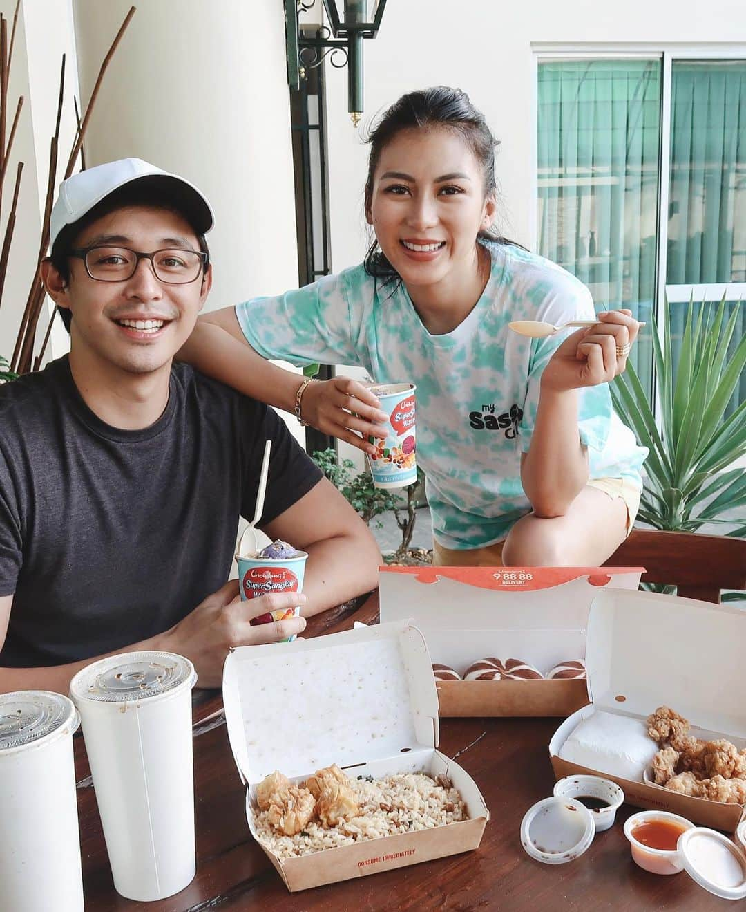 Alex Gonzagaさんのインスタグラム写真 - (Alex GonzagaInstagram)「First valentines namin ni Mikee as mag-asawa! ♥️ Magcecelebrate na kami ng nakapambahay habang kumakain ng Double Happiness Bundle from @chowkingph. Available this whole month of Feb! Ngayon dapat affordable date nalang tayo! For 365php, may Free 3pc Choco Pao box ka na with every order of Chao Fan and Chick 'n Sauce combos. May kasamang large Coke at SuperSangkap Halo-Halo na! Available ito sa lahat ng Chowking or pwede kayo padeliver sa house parang samin. Order na sa GrabFood, foodpanda or visit ChowkingDelivery.com or call #9-88-88!」2月7日 14時43分 - cathygonzaga