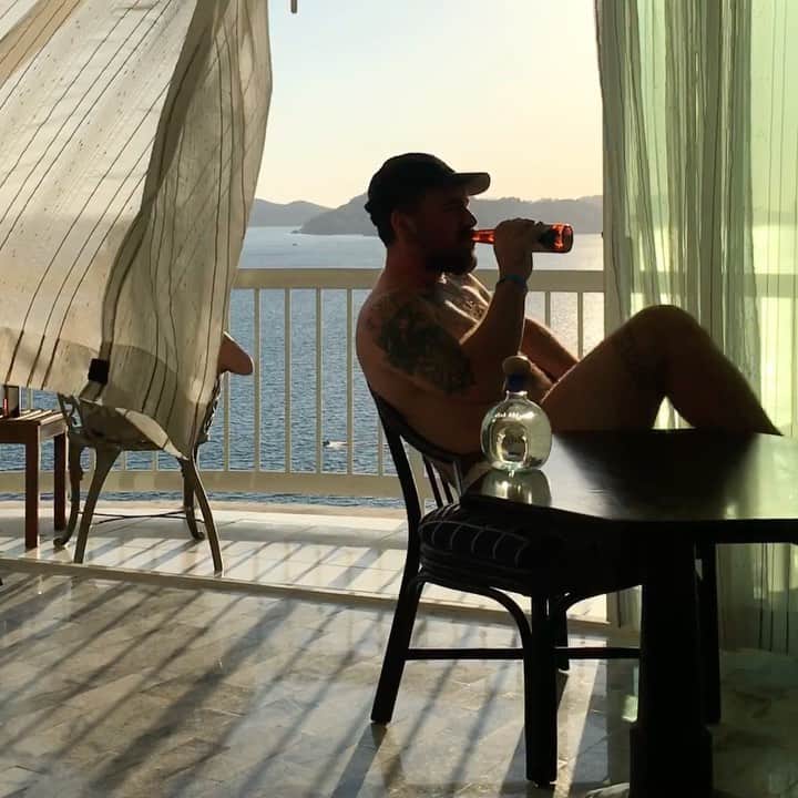 ジャンポールレスパナールのインスタグラム：「. Week-end off in Acapulco. I am happy to tell you that I am in Mexico on a production/research trip actively sourcing new craft people to work with. Tableware, glass, ceramic, fabric, basketry, mask, carpet, various objects...  You name it, I am trying to find it! Beautiful encounter. Happy moments. Strange period.  But hey! This craziness is going to end soon or later. So better to get ready for a brighter future.♥️ Kiss kiss and lots of hugs. JP @extra__ordinaire @silversquare.eu」
