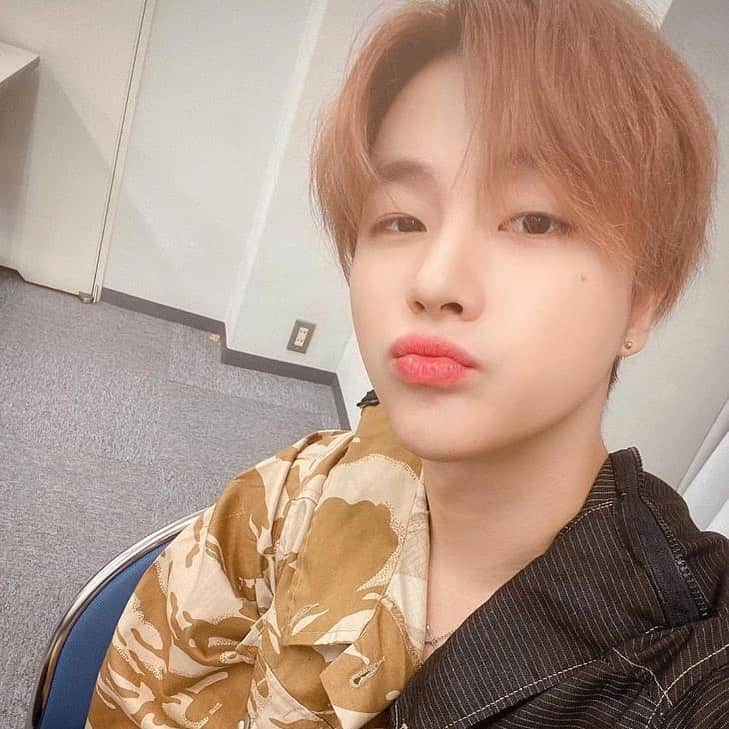 JU-NE（ク・ジュンフェ）のインスタグラム：「<아이콘(iKON) 김진환, 잘생김 넘쳐 흐르는 셀카 공개…> 김진환 생 축!!!!!!!🎉🎉🎉🎉🎉🎉」